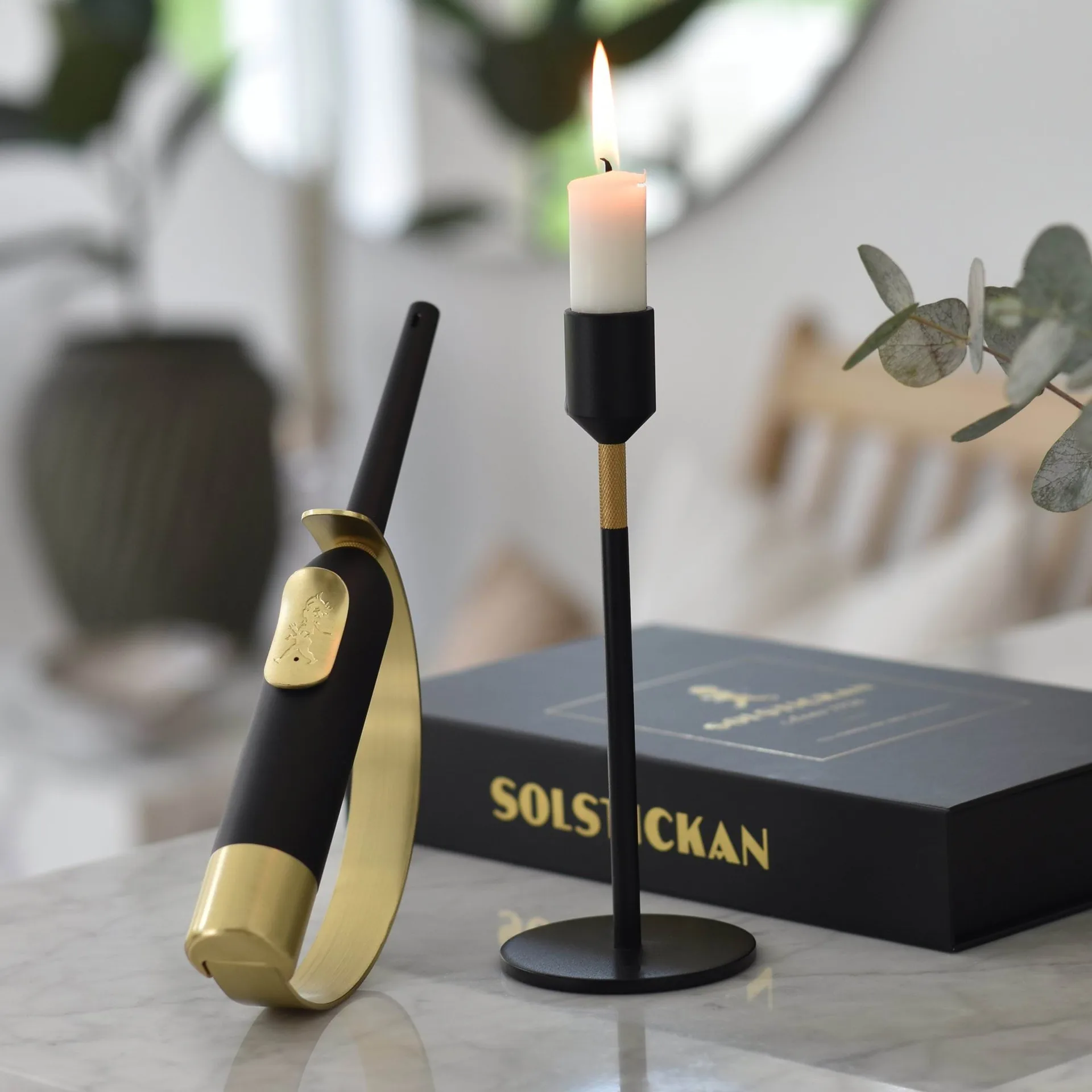 Solstickan Feuerzeug mit Flammenklinge, Schwarz-messing Solstickan Design