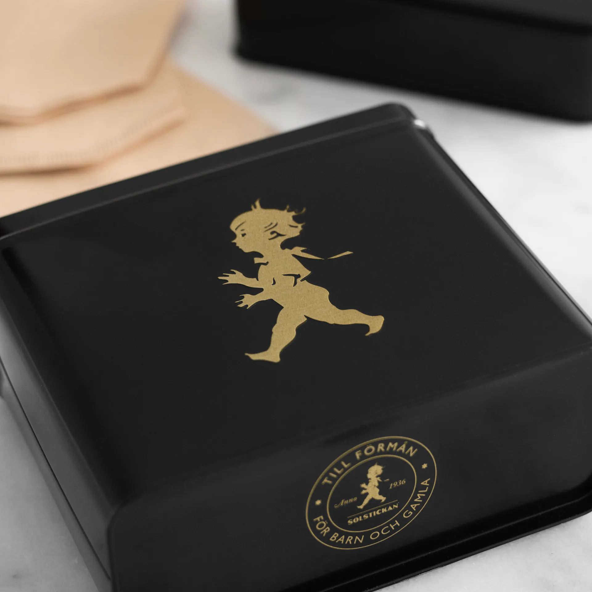 Solstickan Kaffeefilterdose 15,4 x 17 cm, Schwarz-gold Solstickan Design