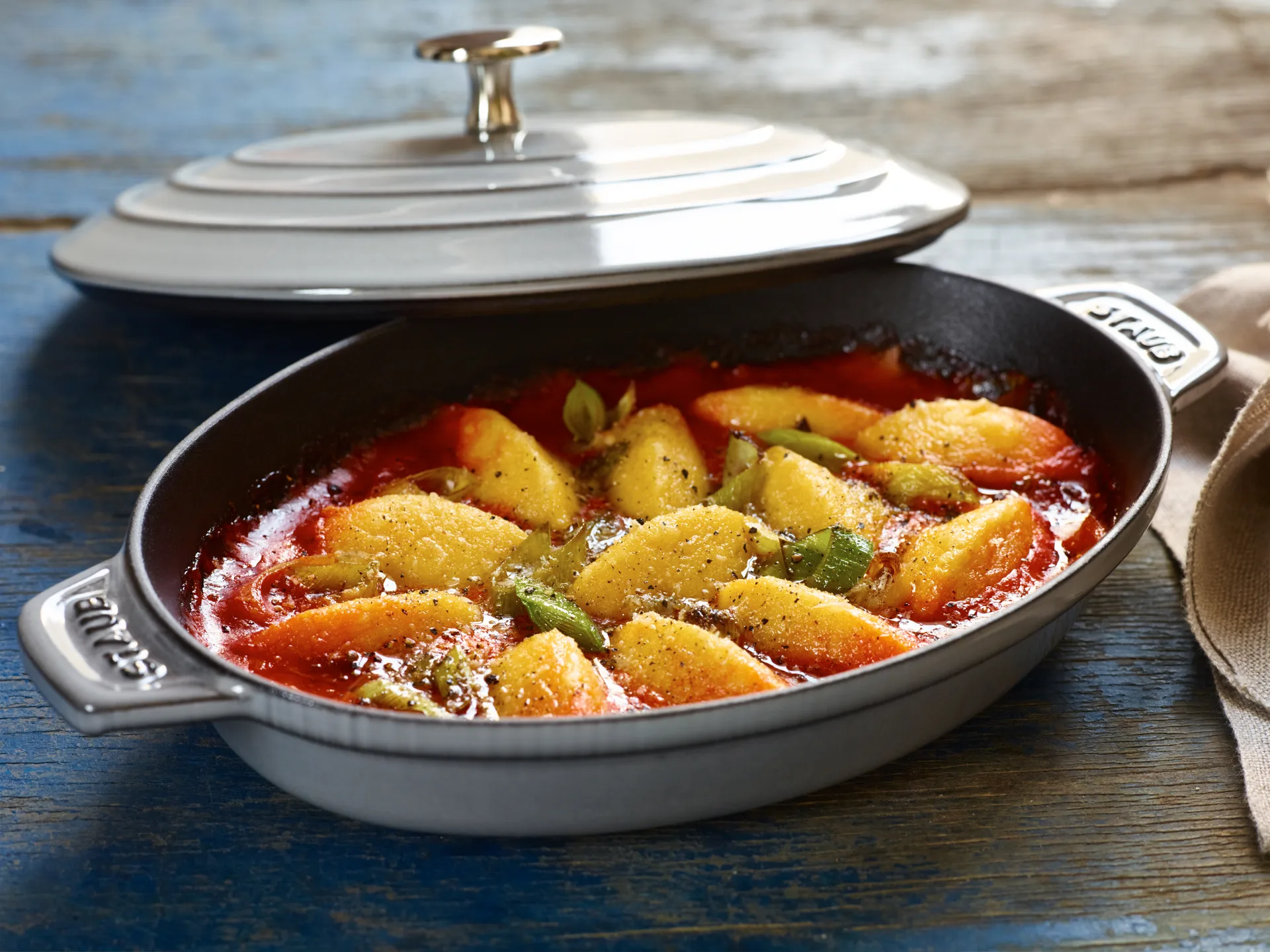 Staub Backform Gusseisen mit Deckel oval 23 cm, Grafitgrau STAUB