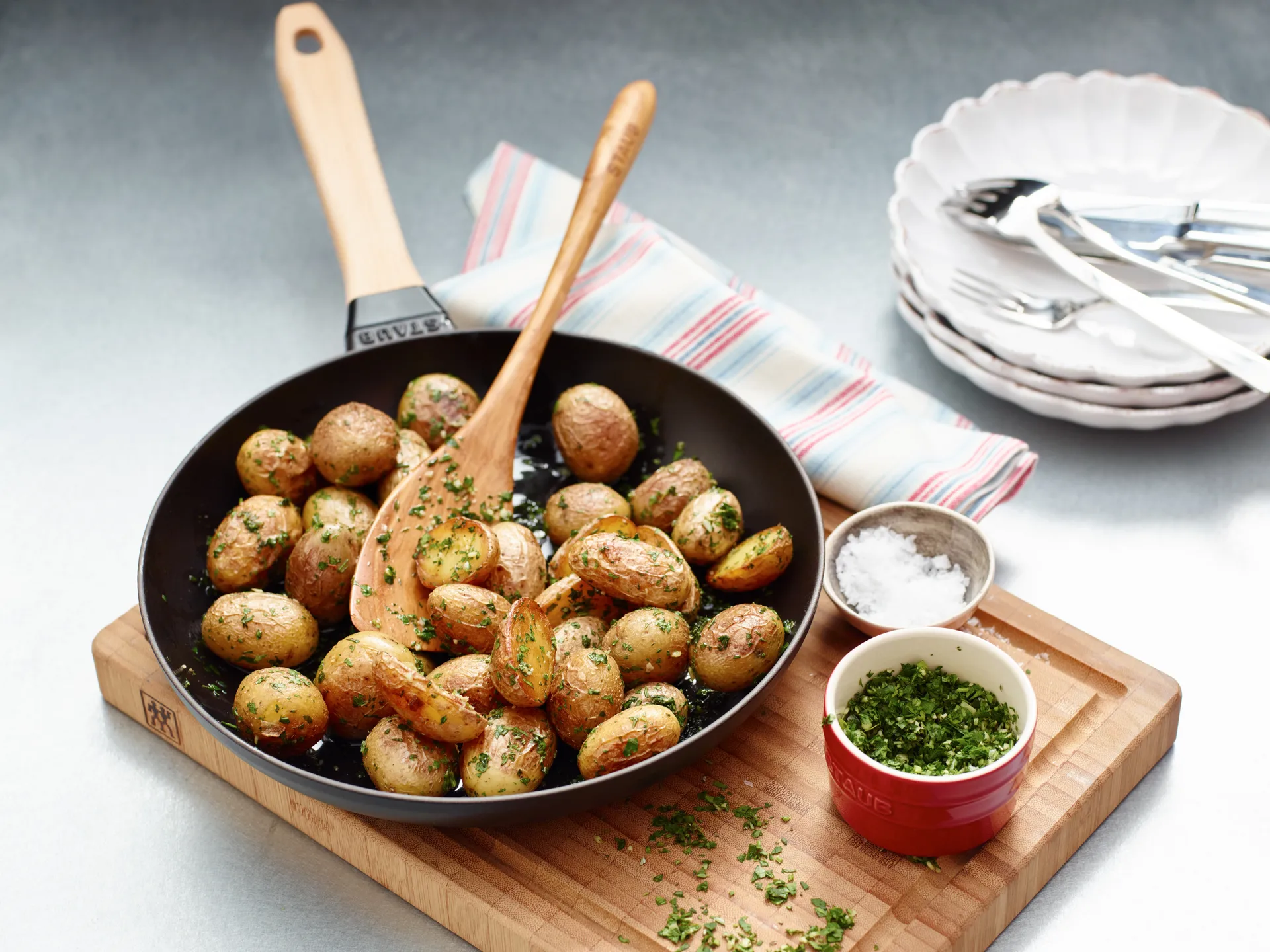 Staub Bratpfanne Gusseisen schwarz heller Holzgriff, Ø26 cm STAUB