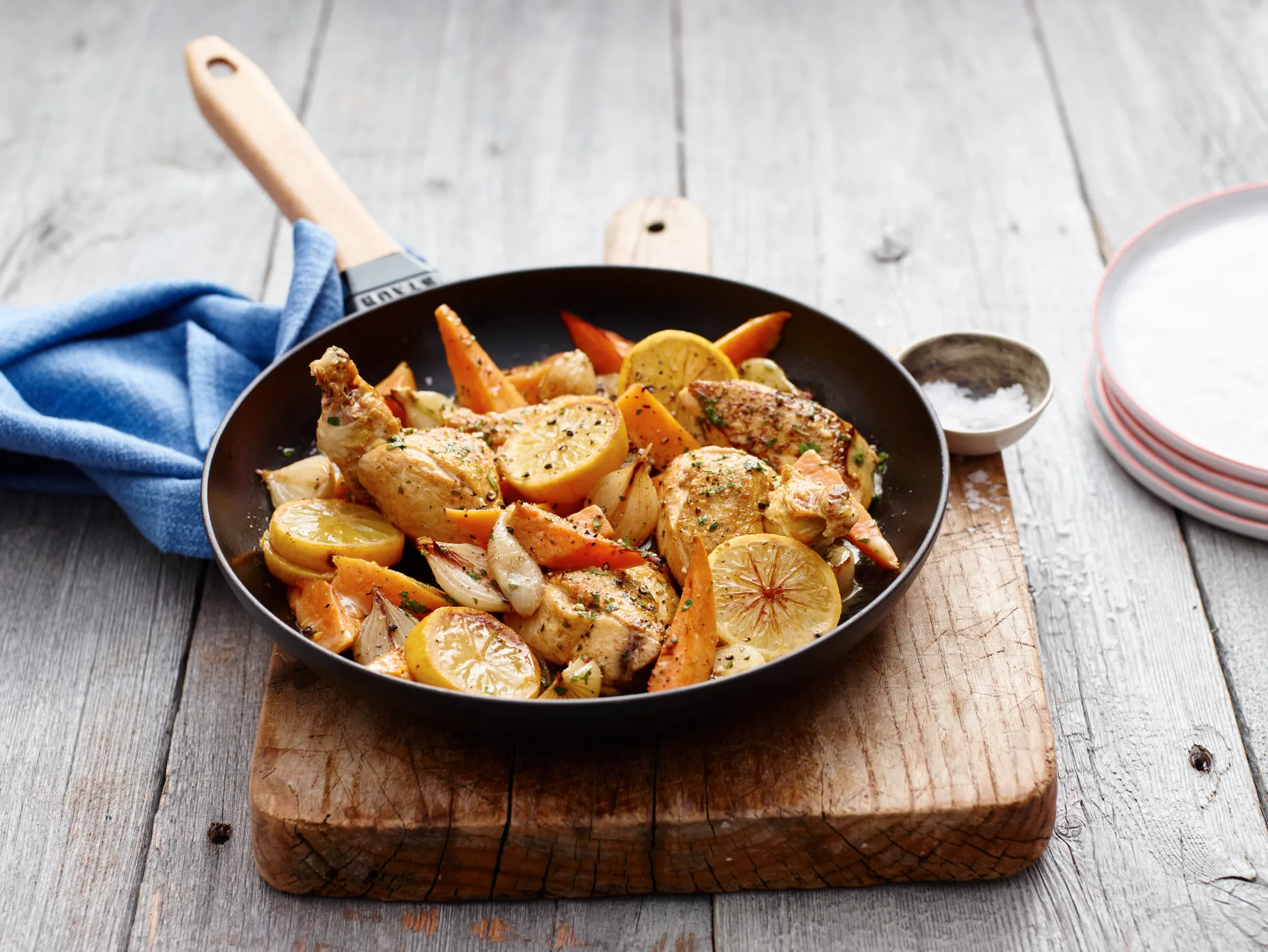 Staub Bratpfanne Gusseisen schwarz heller Holzgriff, Ø28 cm STAUB