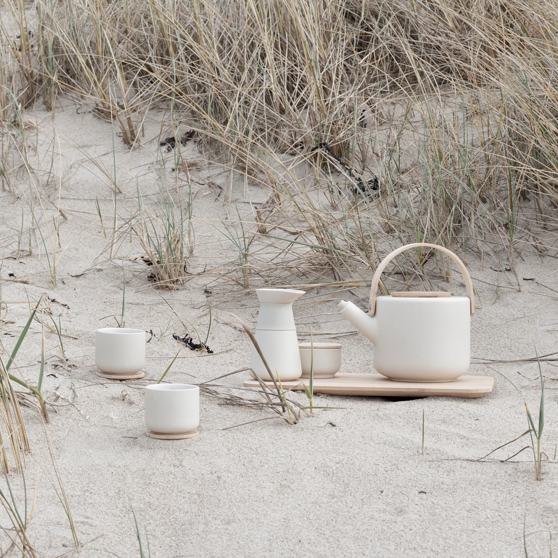 Theo Becher mit Untersetzer, Sand Stelton