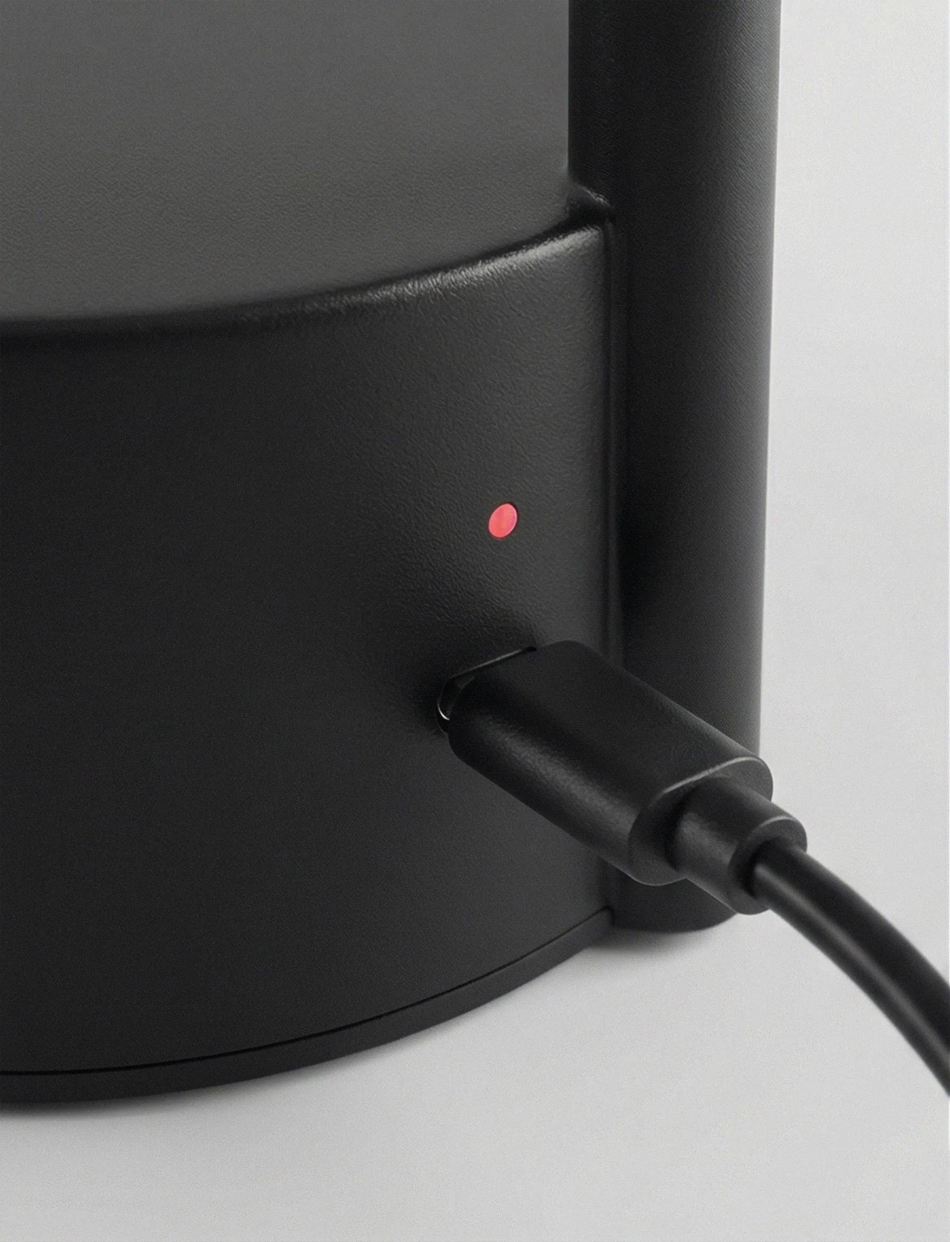 Vinkel LED Tischleuchte tragbar, Black Stelton