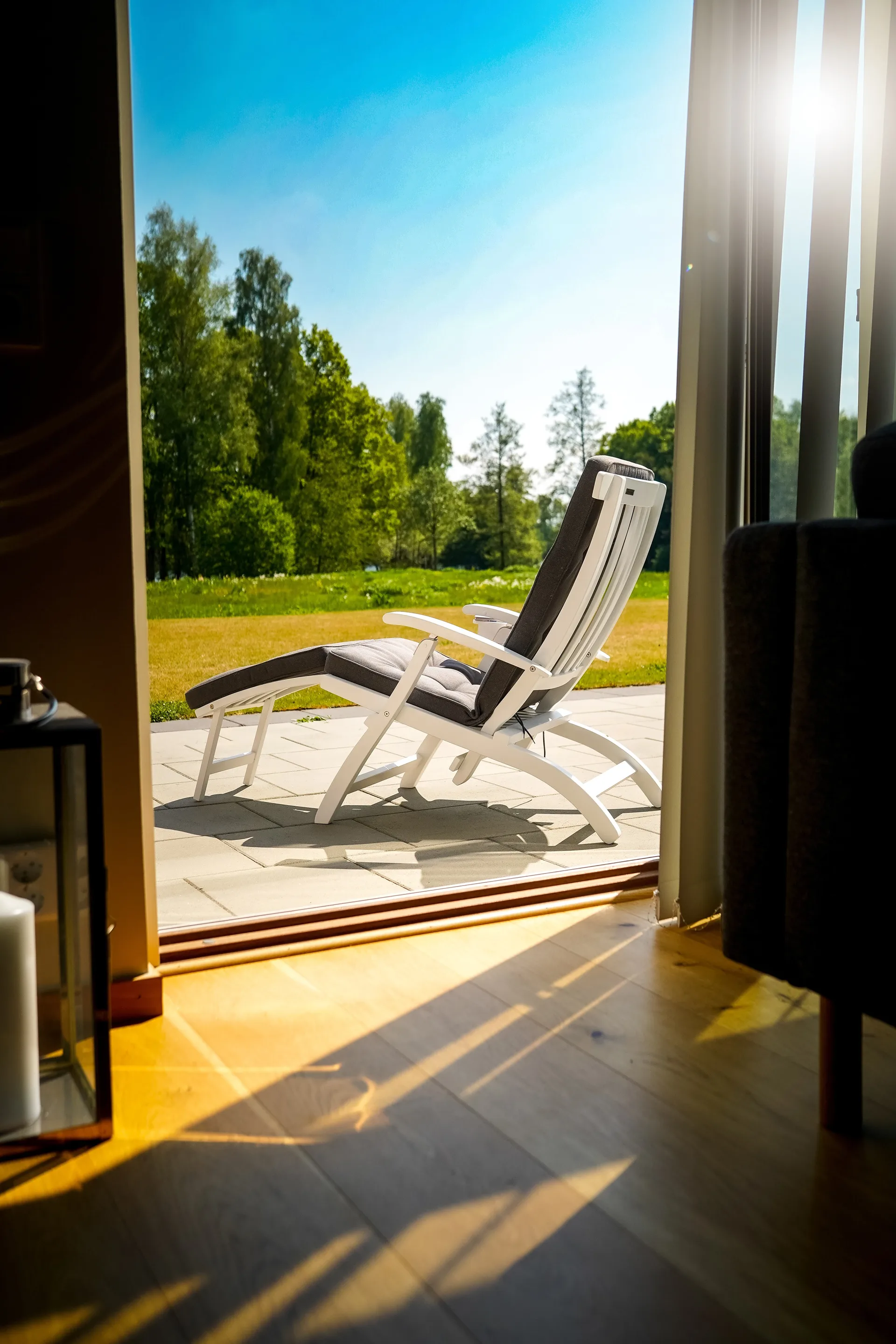 Lobby Liegestuhl, Inkl. Tablett und Regenschutz Stockamöllan