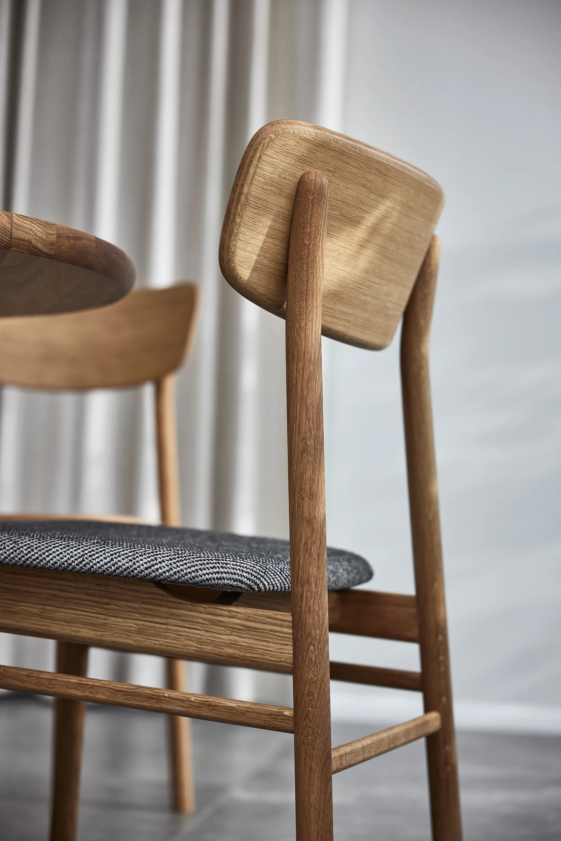 Prima Vista Barstuhl, Stoff blues 9202 Braun/beige, Eichenholzgestell natürlich geölt Stolab