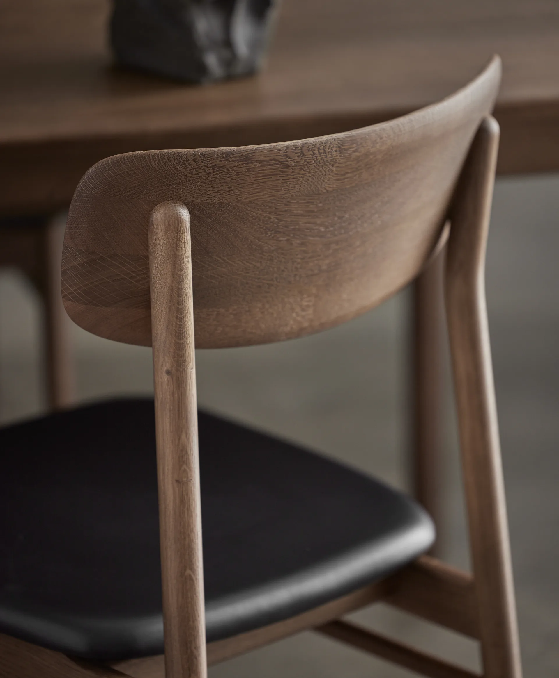 Prima Vista Stuhl Eiche, Smoked oak-black leather Stolab