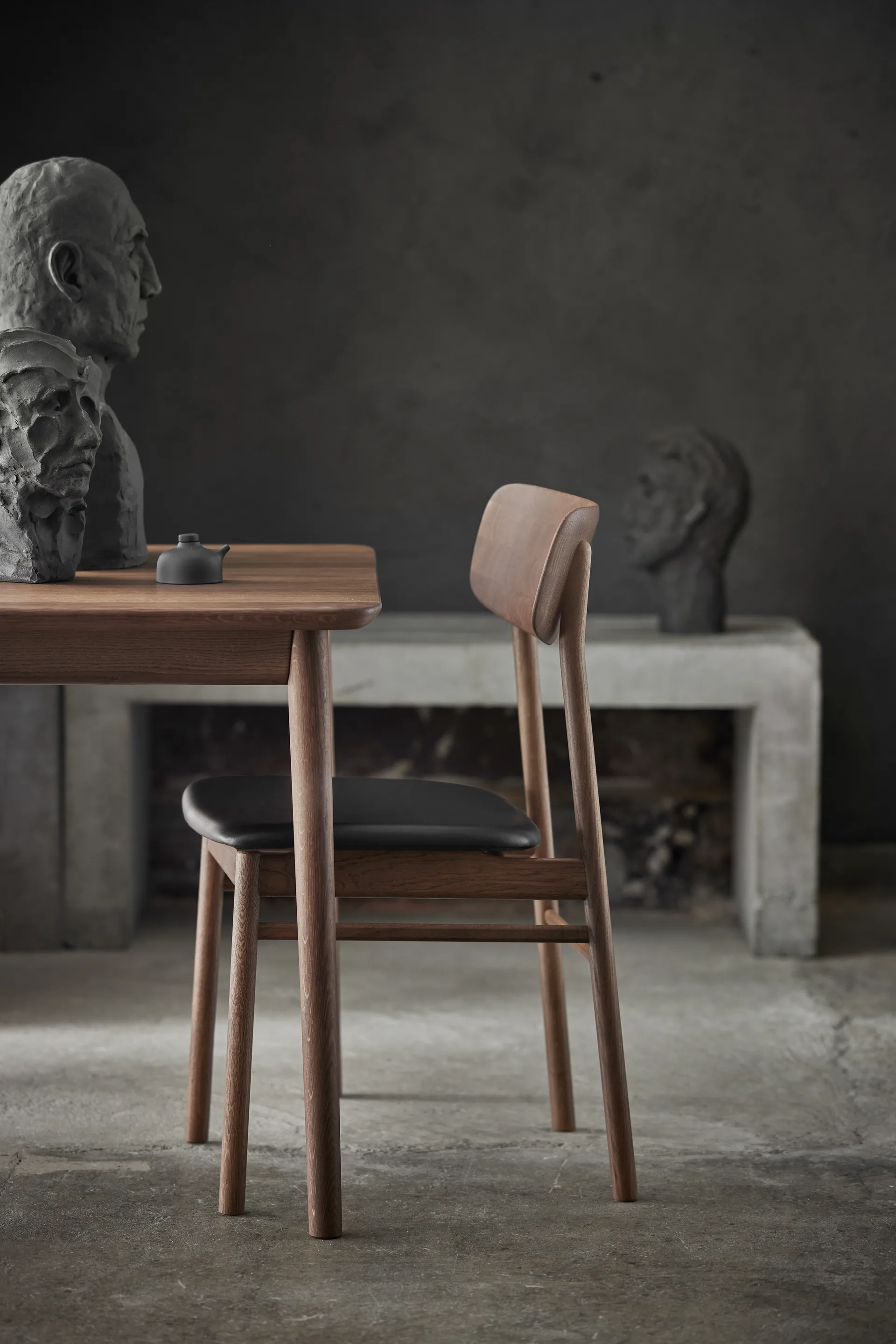 Prima Vista Stuhl Eiche, Smoked oak-black leather Stolab