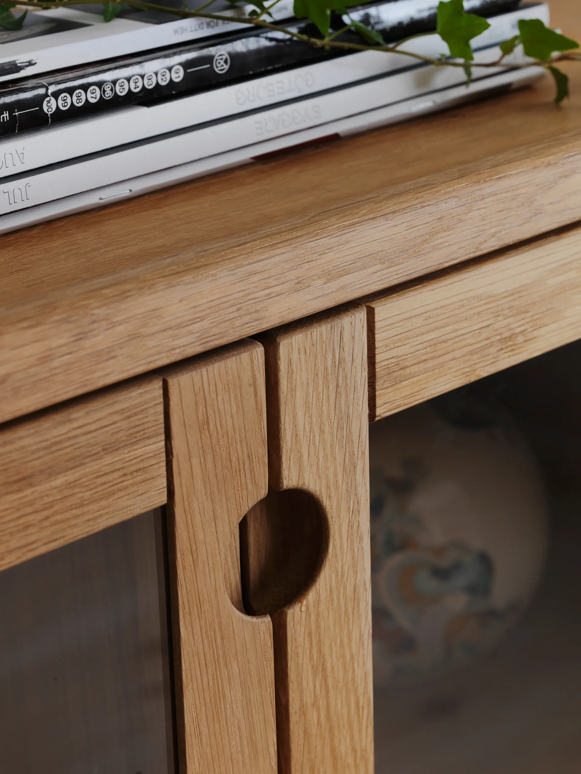 Prio Vitrinenschrank, Eiche naturgeölt mit Beleuchtung Stolab