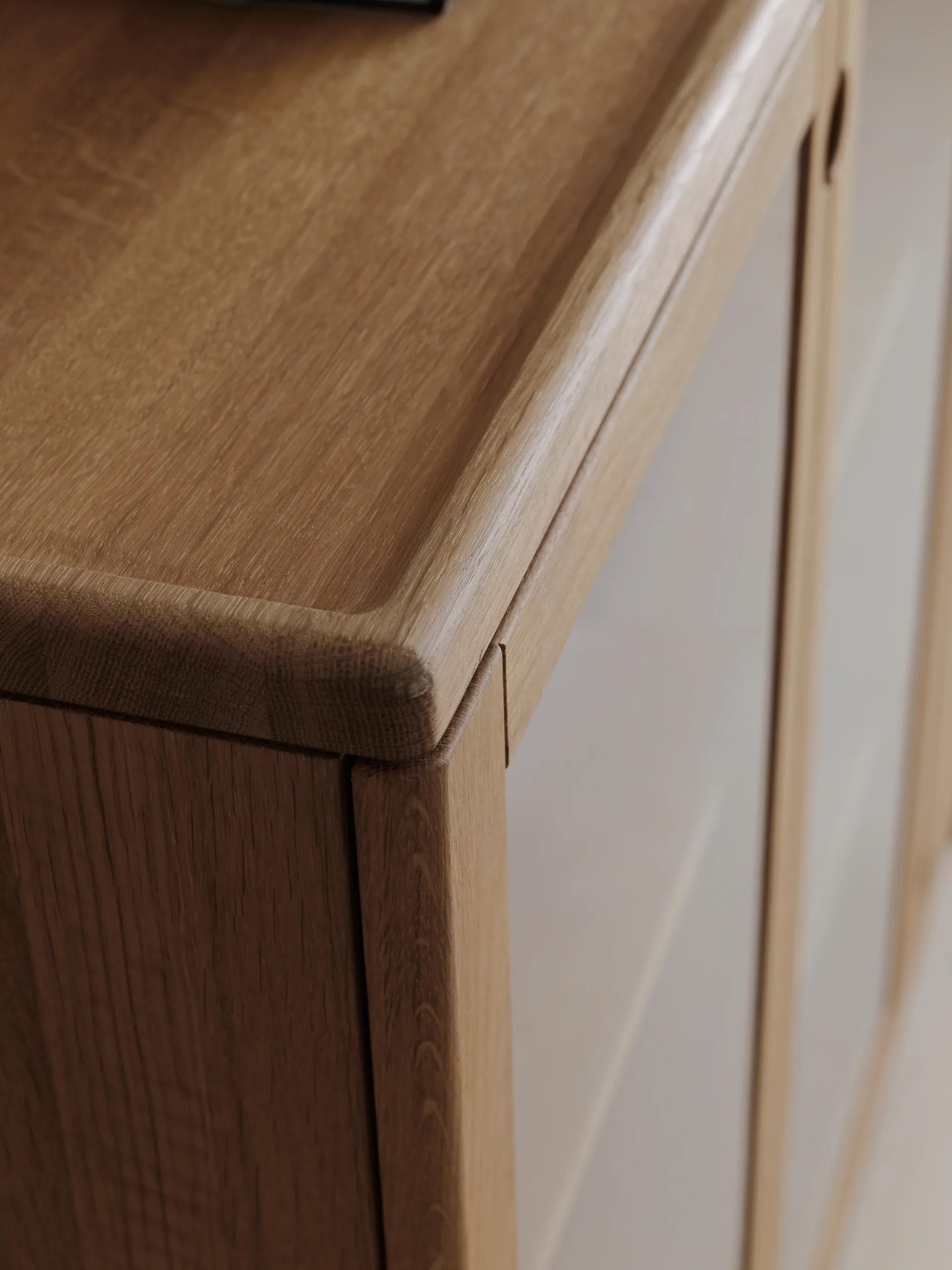 Prio Vitrinenschrank, Eiche naturgeölt mit Beleuchtung Stolab