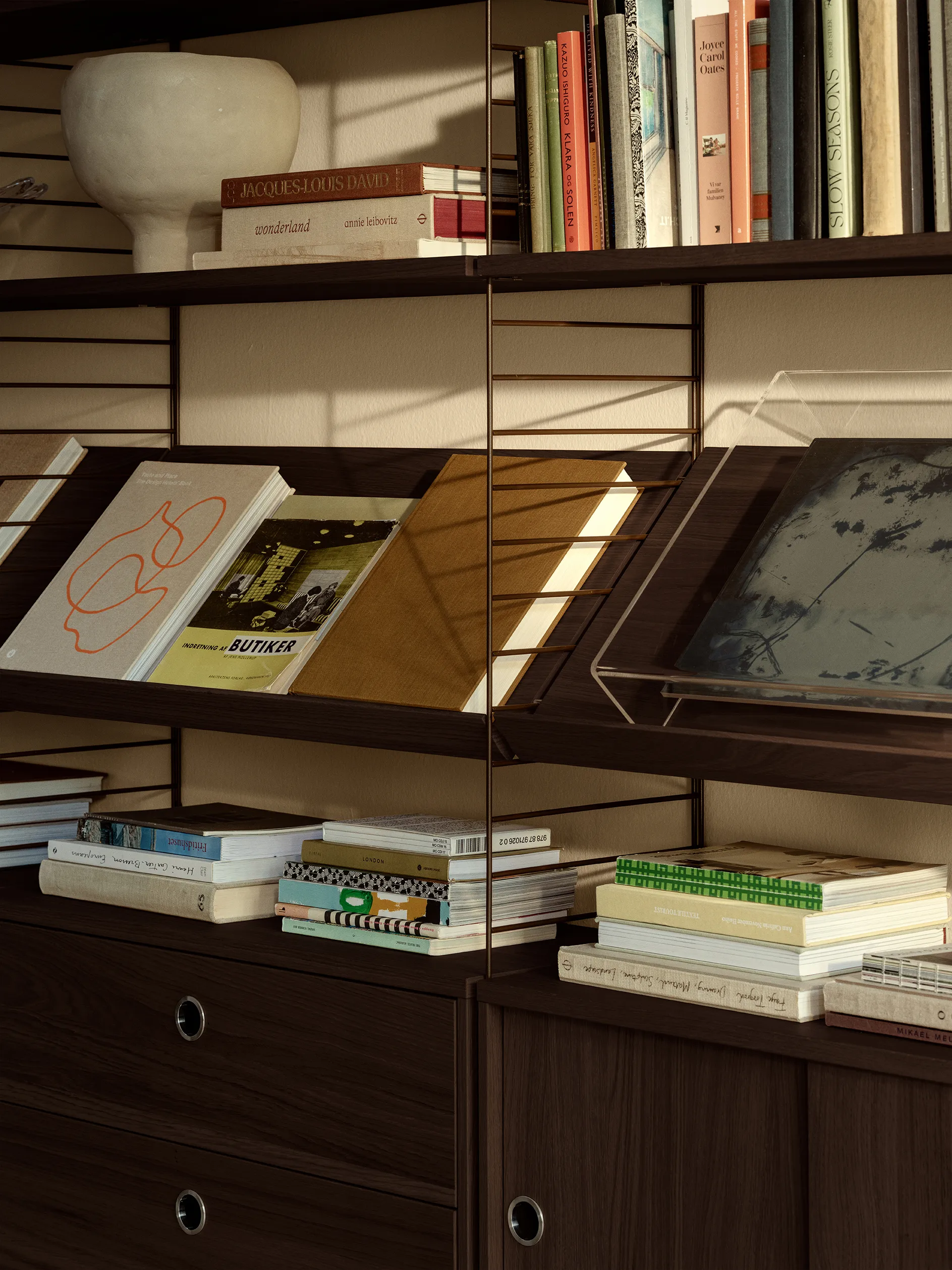 String Vitrinenschrank, Dunkle Eiche, 58x30 cm String