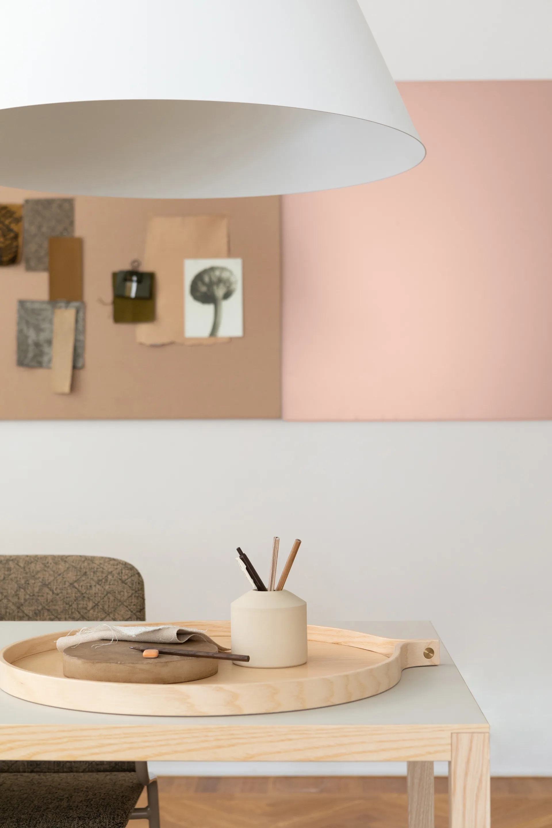 Comma Tablett Ø52cm, Esche lackiert Swedese