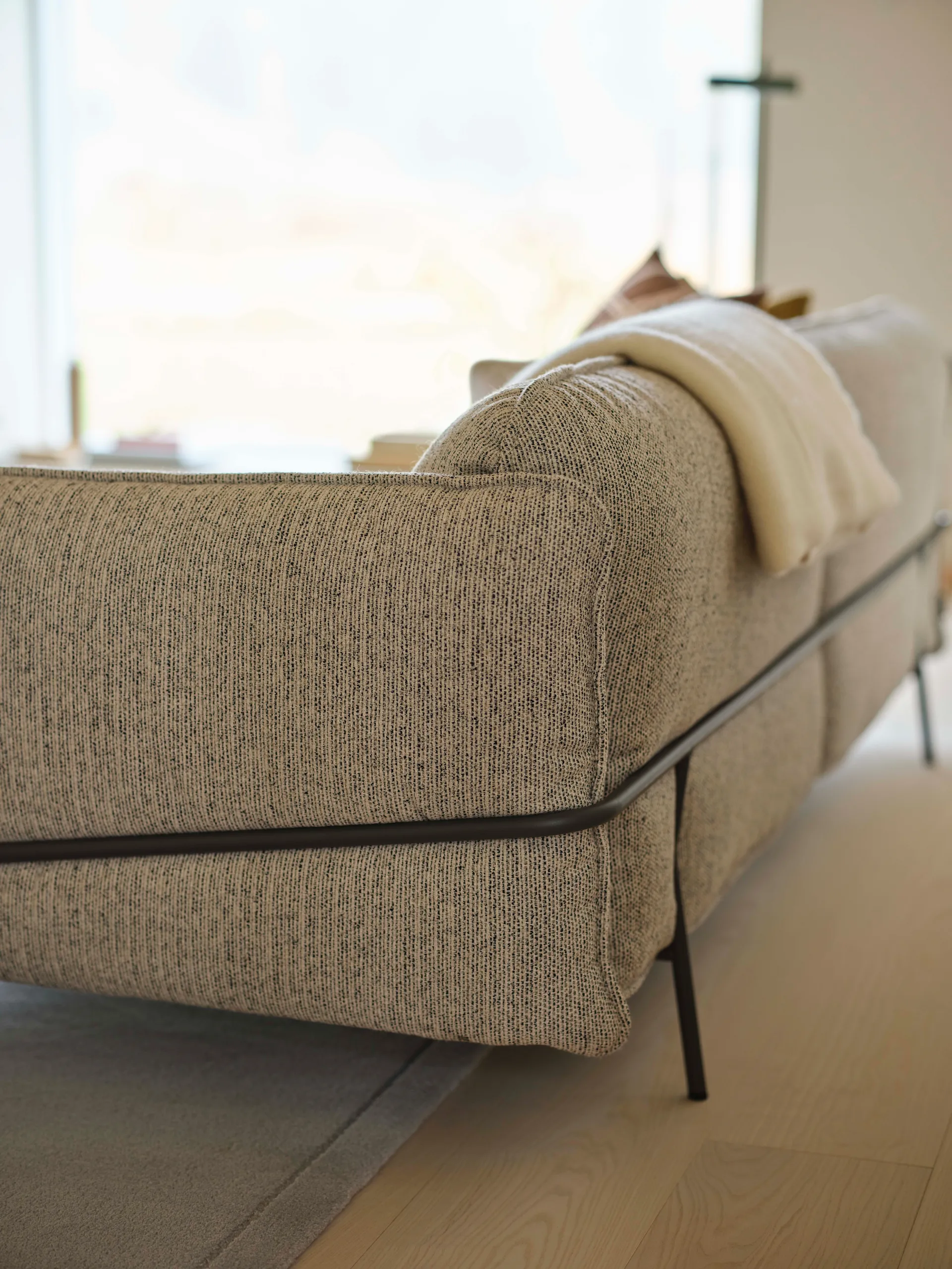 Continental Sofa, Sealife Dark beige/white–verchromter Stahl Swedese