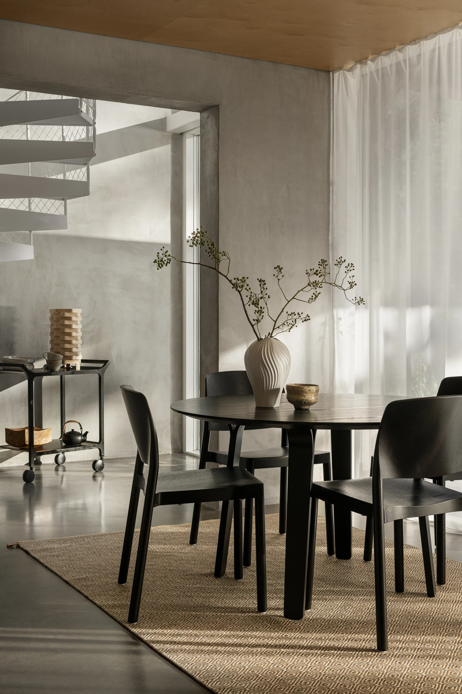 Divido Tisch Ø120cm, Esche schwarz glasiert Swedese