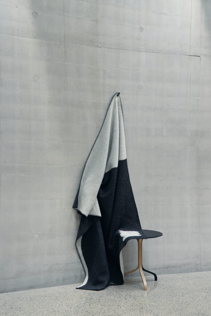 Duality Wolldecke 130 x 180cm, Schwarz-hellgrau Swedese
