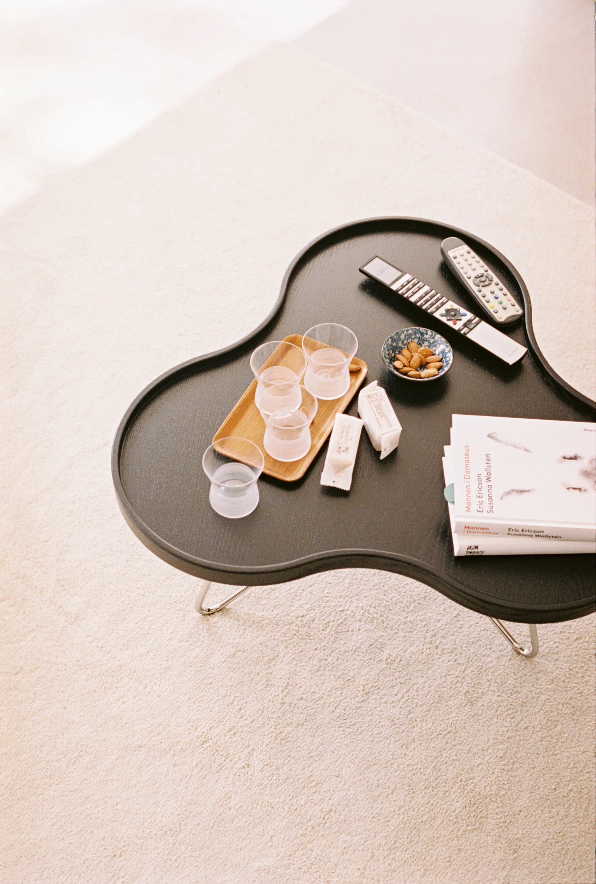 Flower mono Tisch 84 x 90cm, H45 cm Esche schwarz lasiert Swedese