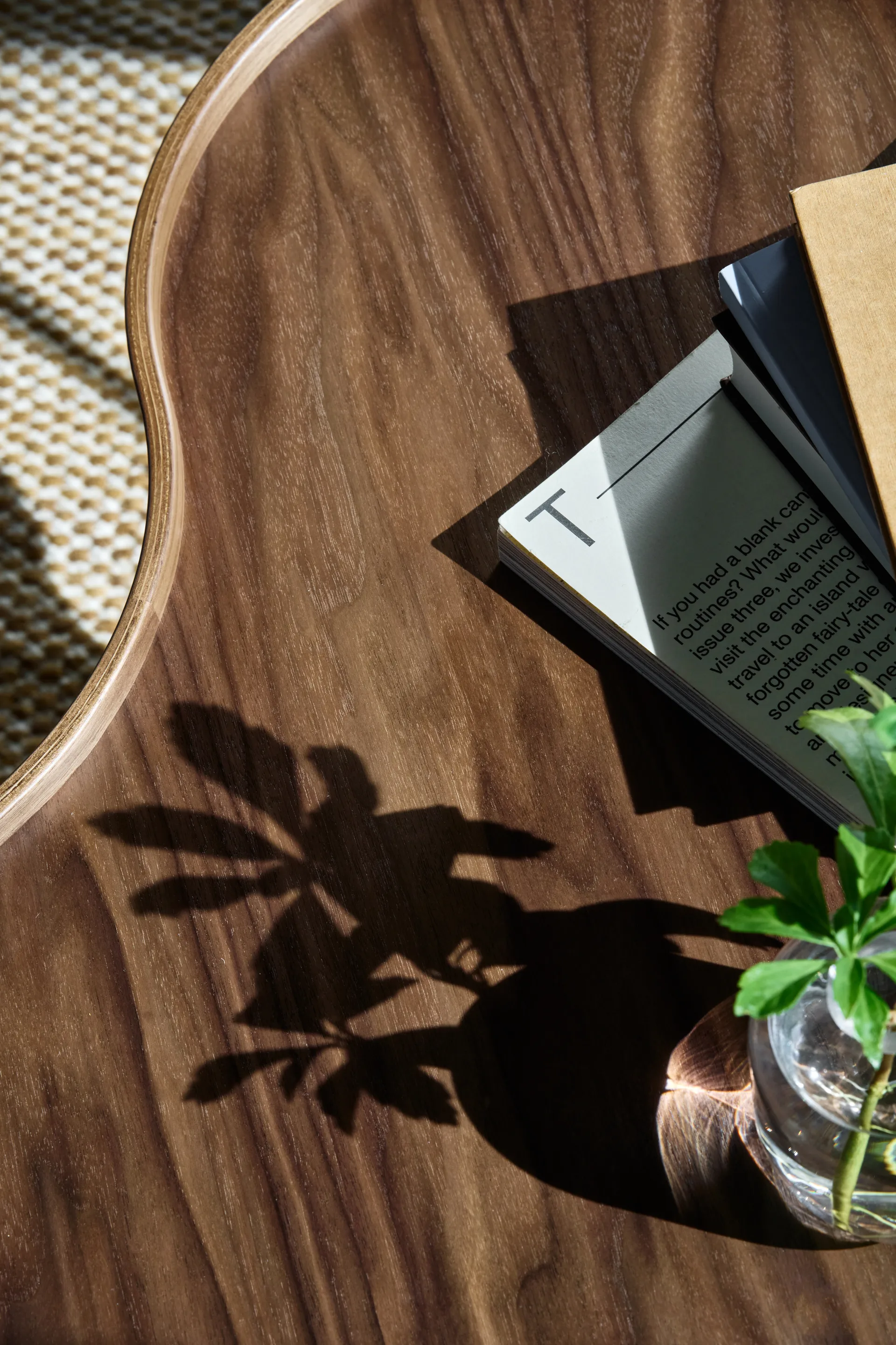 Flower mono Tisch Special Edition 107x114 cm, H39 cm-lackiert Walnuss-verchromter Stahl Swedese