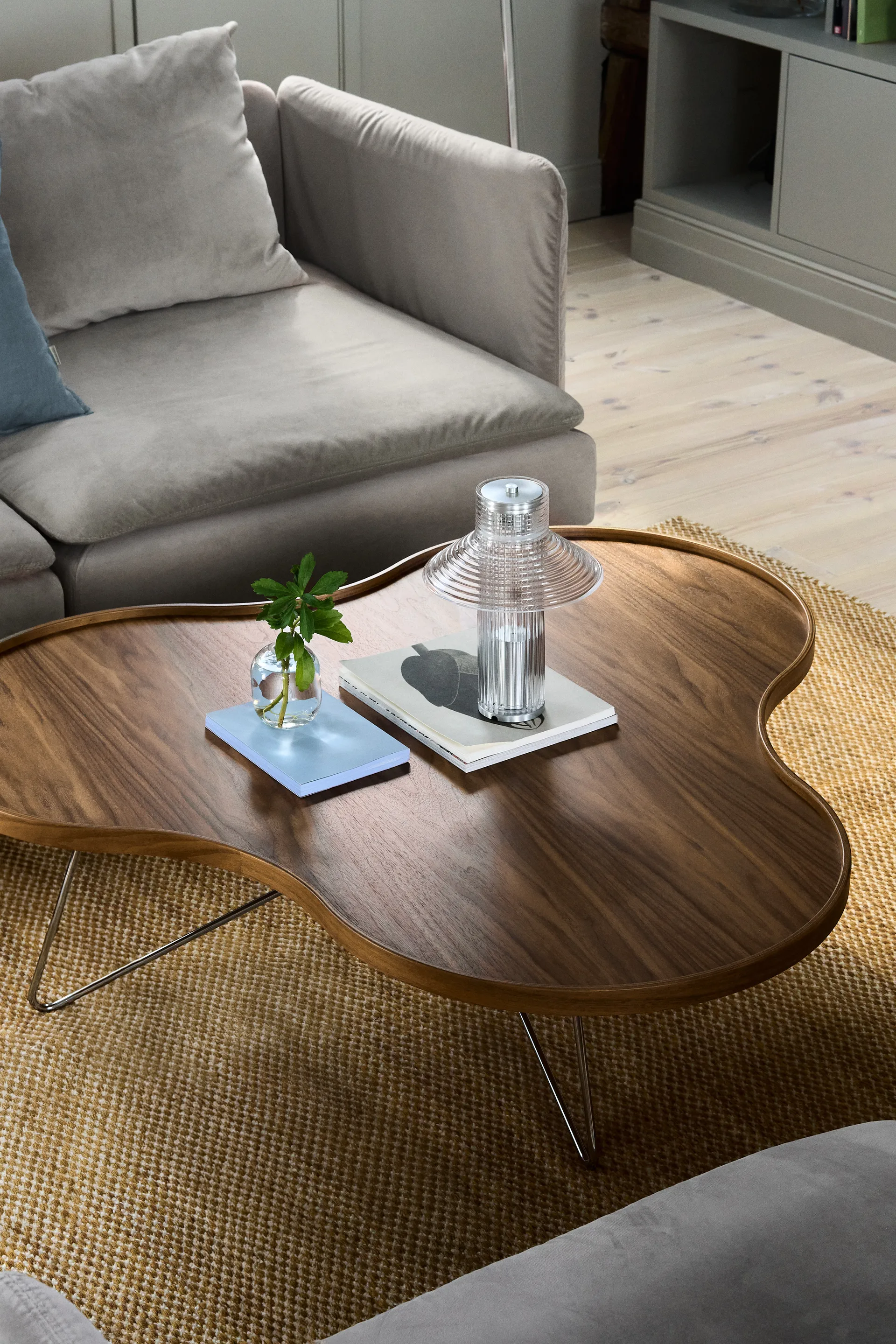 Flower mono Tisch Special Edition 107x114 cm, H45 cm-lackierte Walnuss-verchromter Stahl Swedese