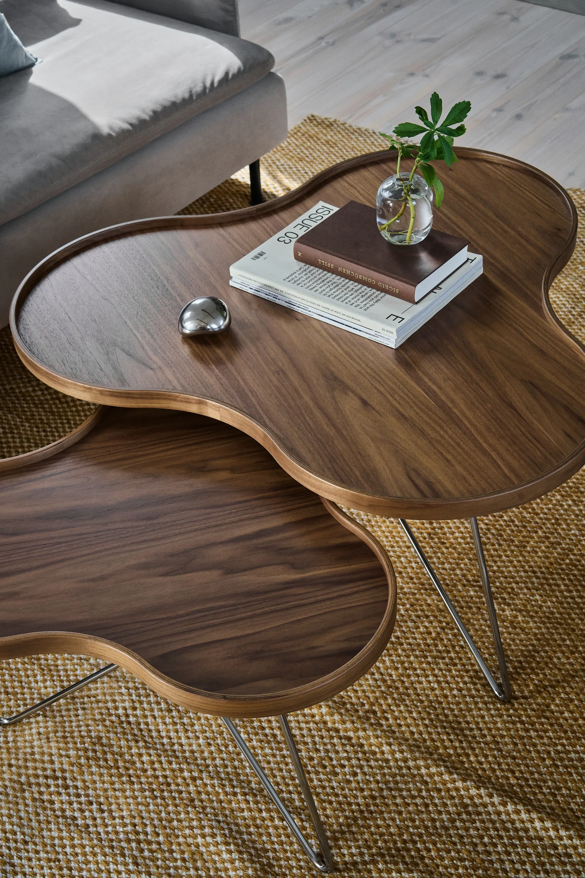 Flower mono Tisch Special Edition 62x66 cm, H39 cm-lackiert Walnuss-verchromter Stahl Swedese