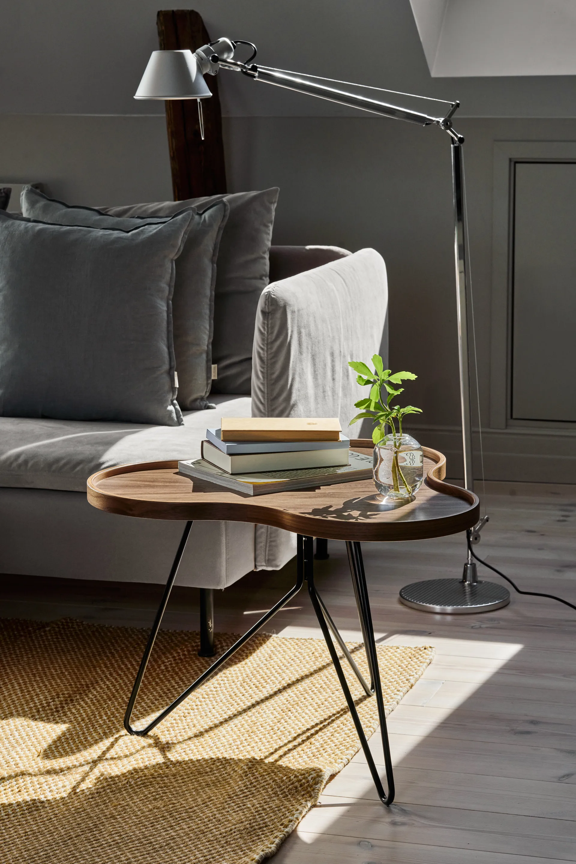 Flower mono Tisch Special Edition 62x66 cm, H45 cm-lackiertes Walnuss-schwarz lackierter Stahl Swedese