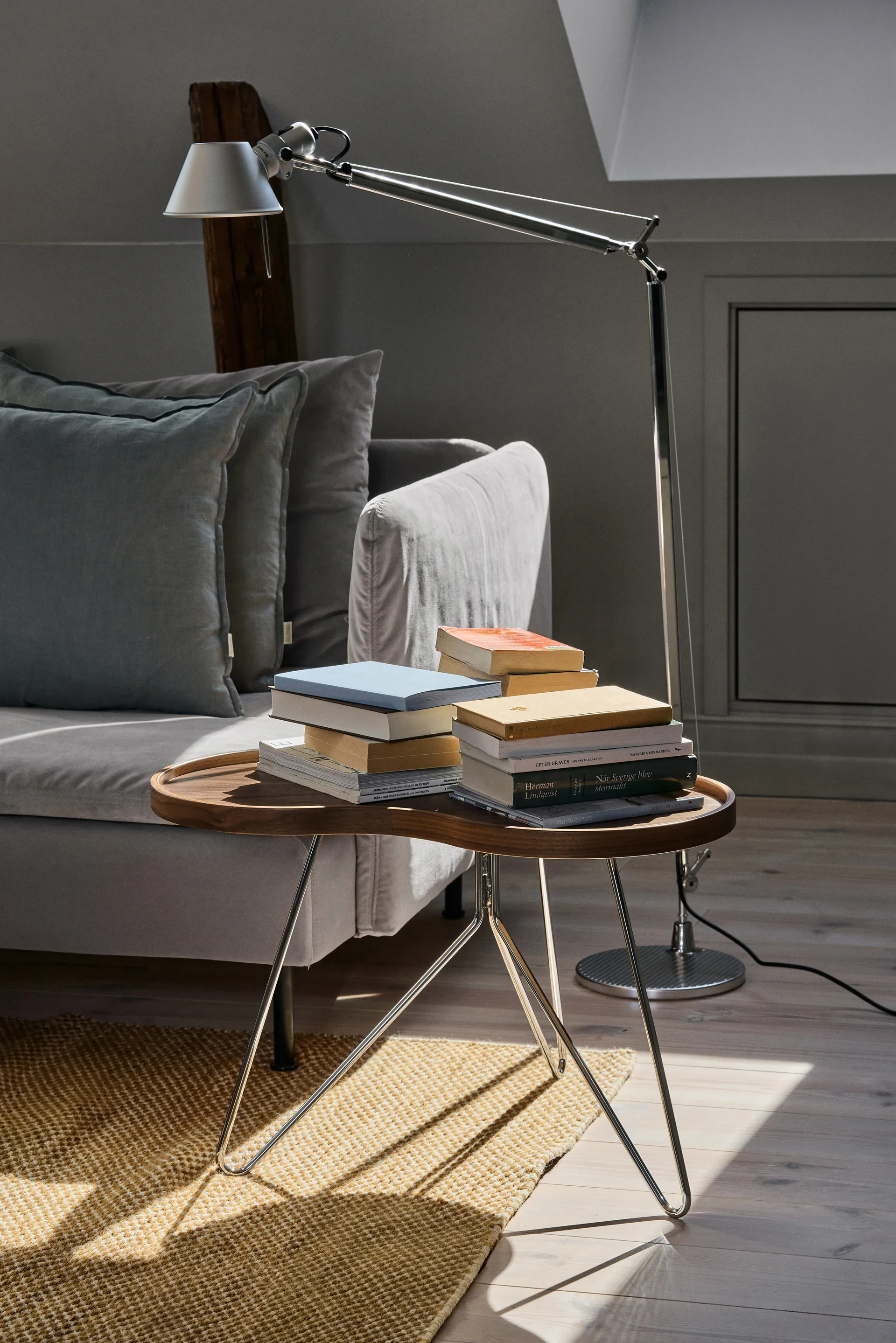 Flower mono Tisch Special Edition 62x66 cm, H45 cm-lackiertes Walnuss-verchromter Stahl Swedese