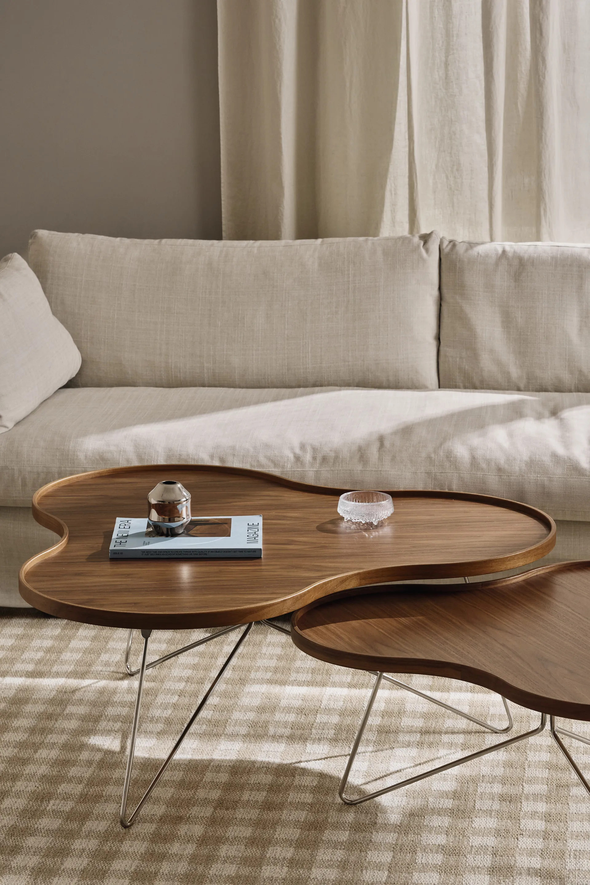 Flower mono Tisch Special Edition 84x90 cm, H39 cm-lackiert Walnuss-verchromter Stahl Swedese