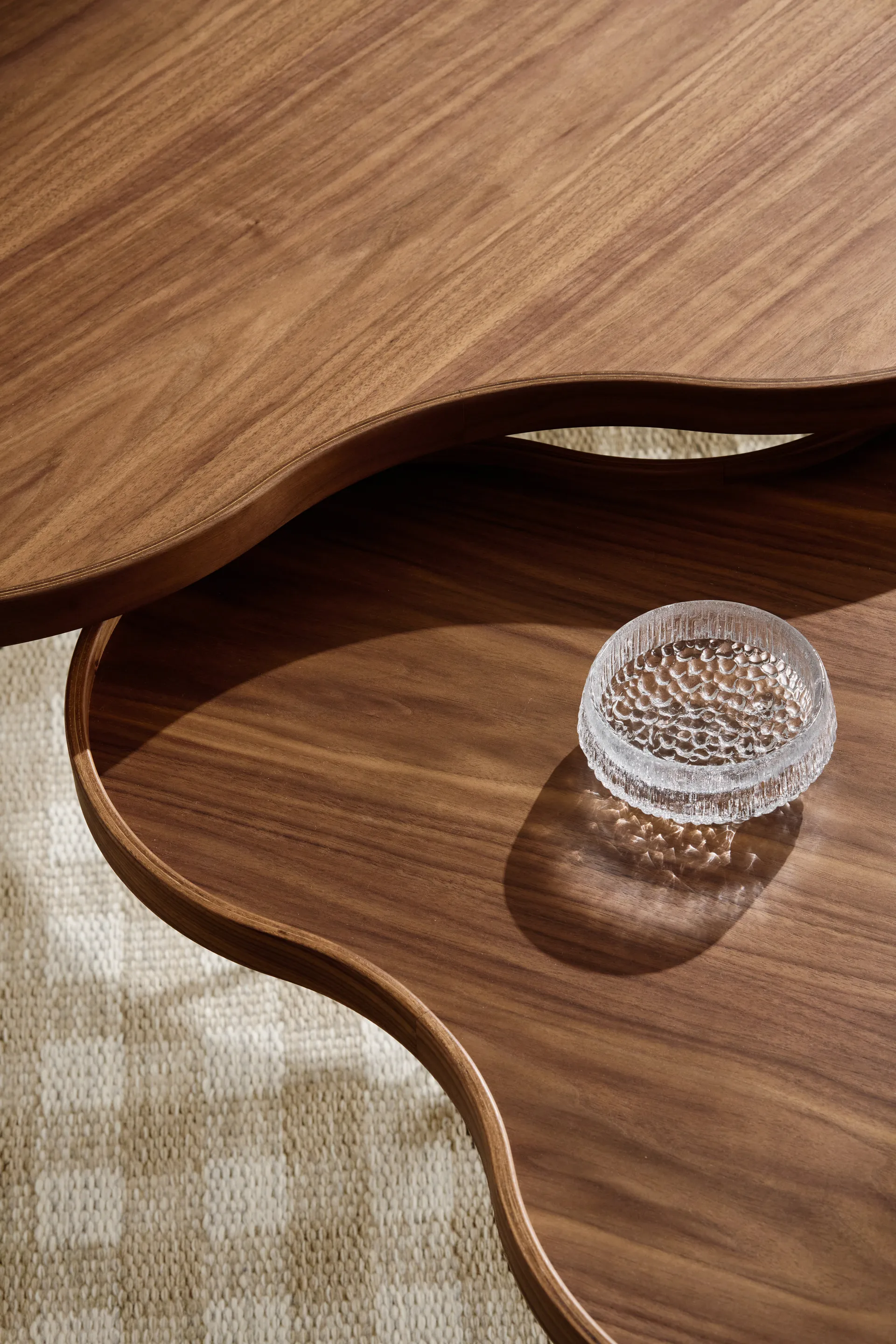 Flower mono Tisch Special Edition 84x90 cm, H39 cm-lackierte Walnuss-schwarz lackierter Stahl Swedese