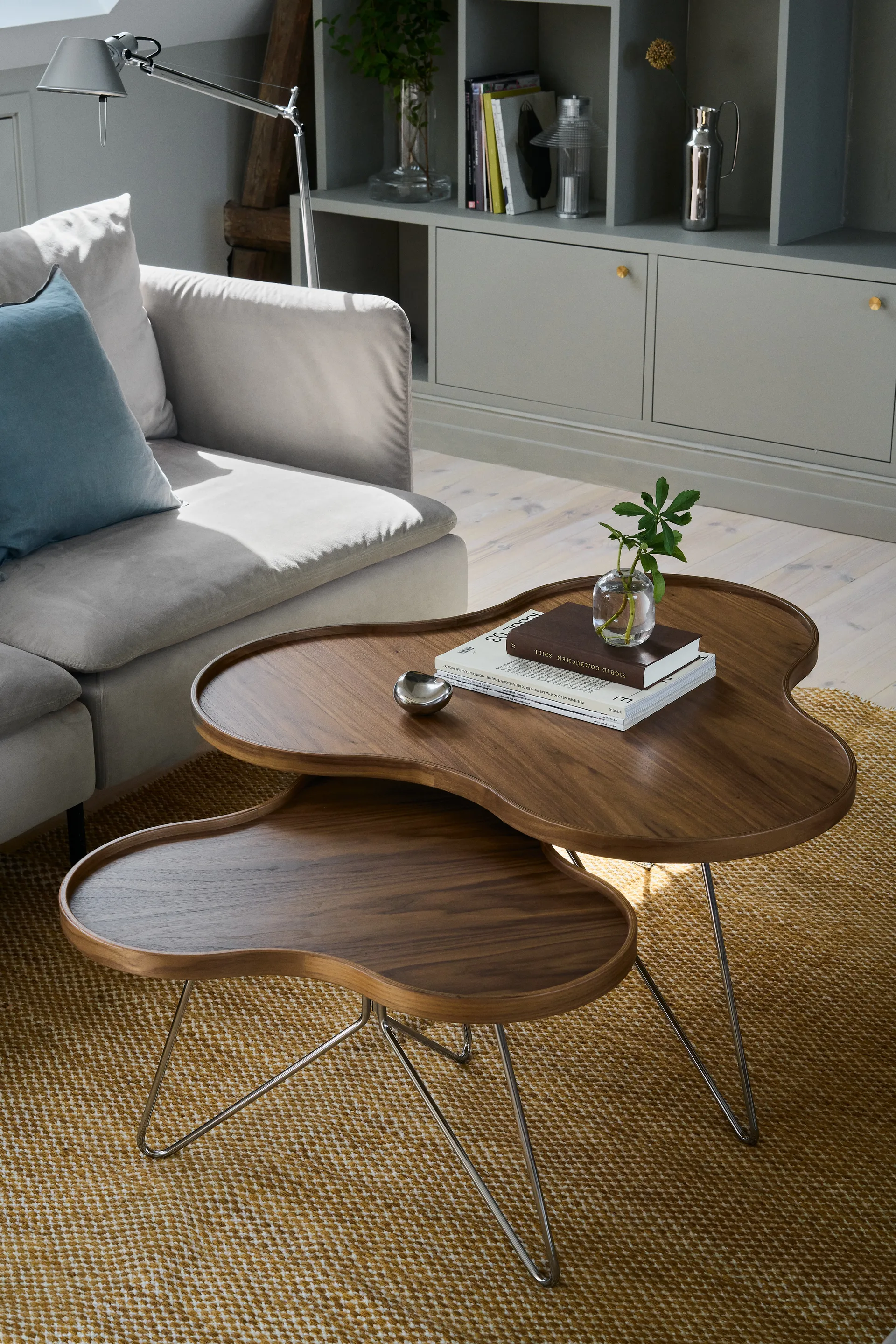 Flower mono Tisch Special Edition 84x90 cm, H45 cm-lackierte Walnuss-verchromter Stahl Swedese