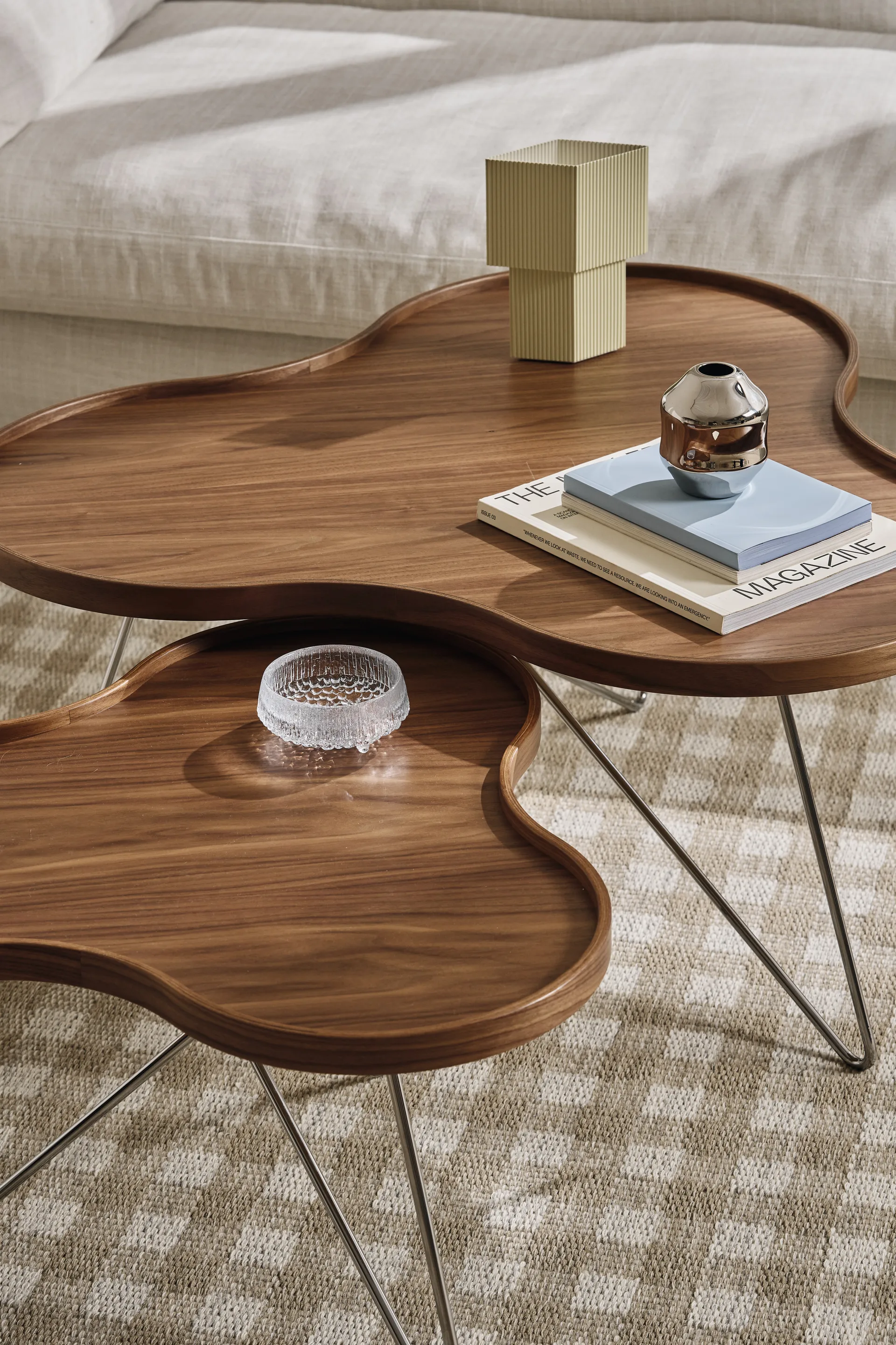 Flower mono Tisch Special Edition 84x90 cm, H45 cm-lackierte Walnuss-verchromter Stahl Swedese