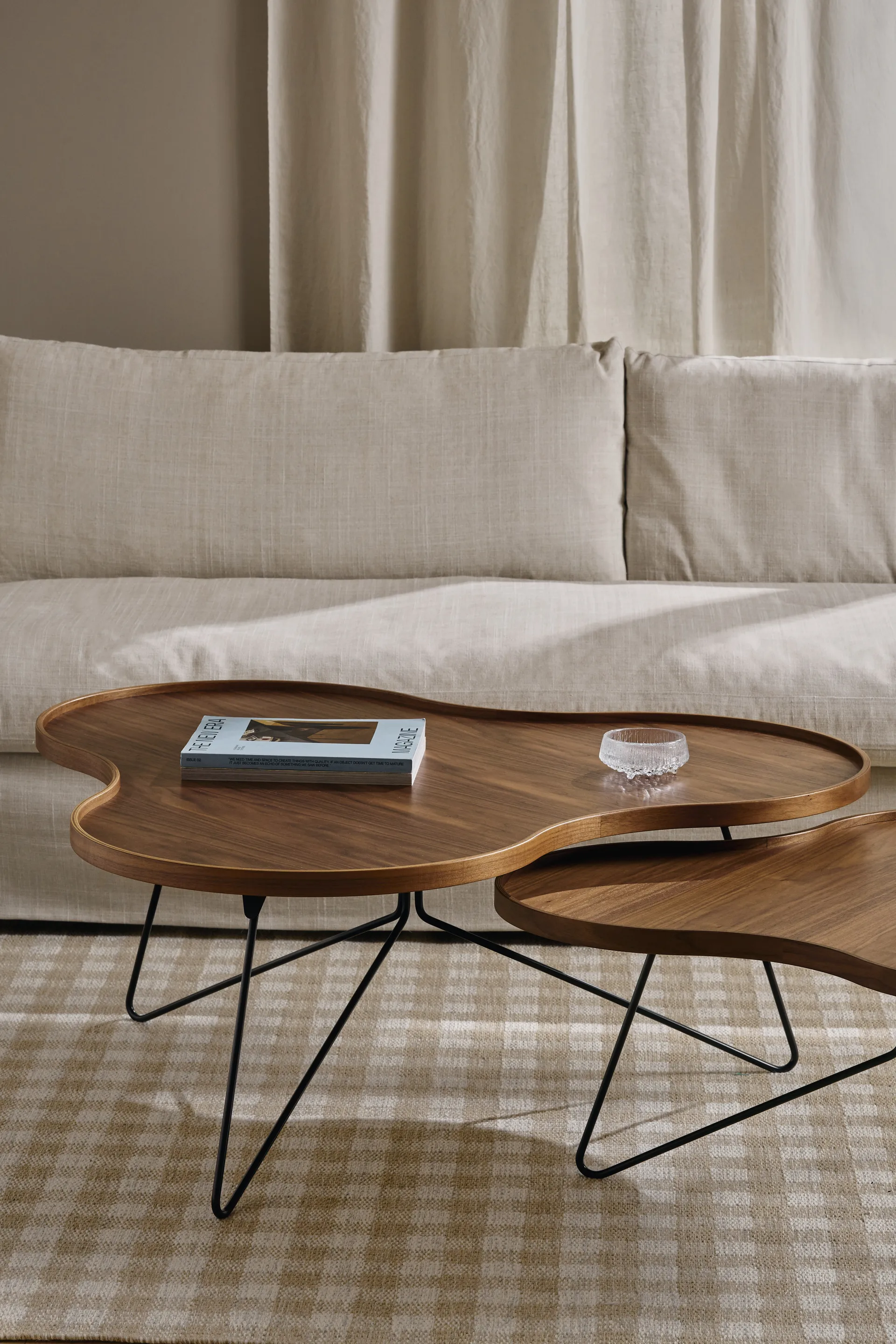 Flower mono Tisch Special Edition 84x90 cm, H45 cm-lackiertes Walnuss-schwarz lackierter Stahl Swedese