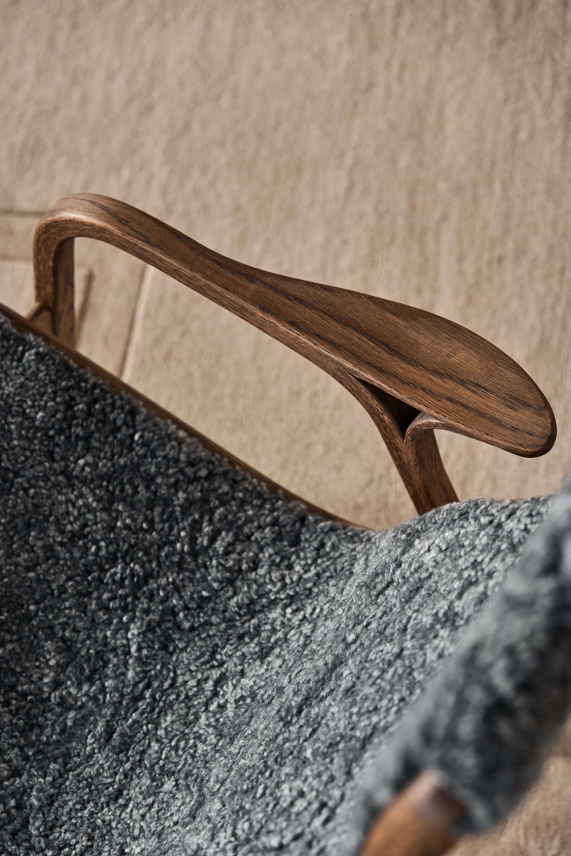 Lamino Sessel Eiche/Lammfell Special Edition, Rubio Monocoat Chocolate-Charcoal Swedese