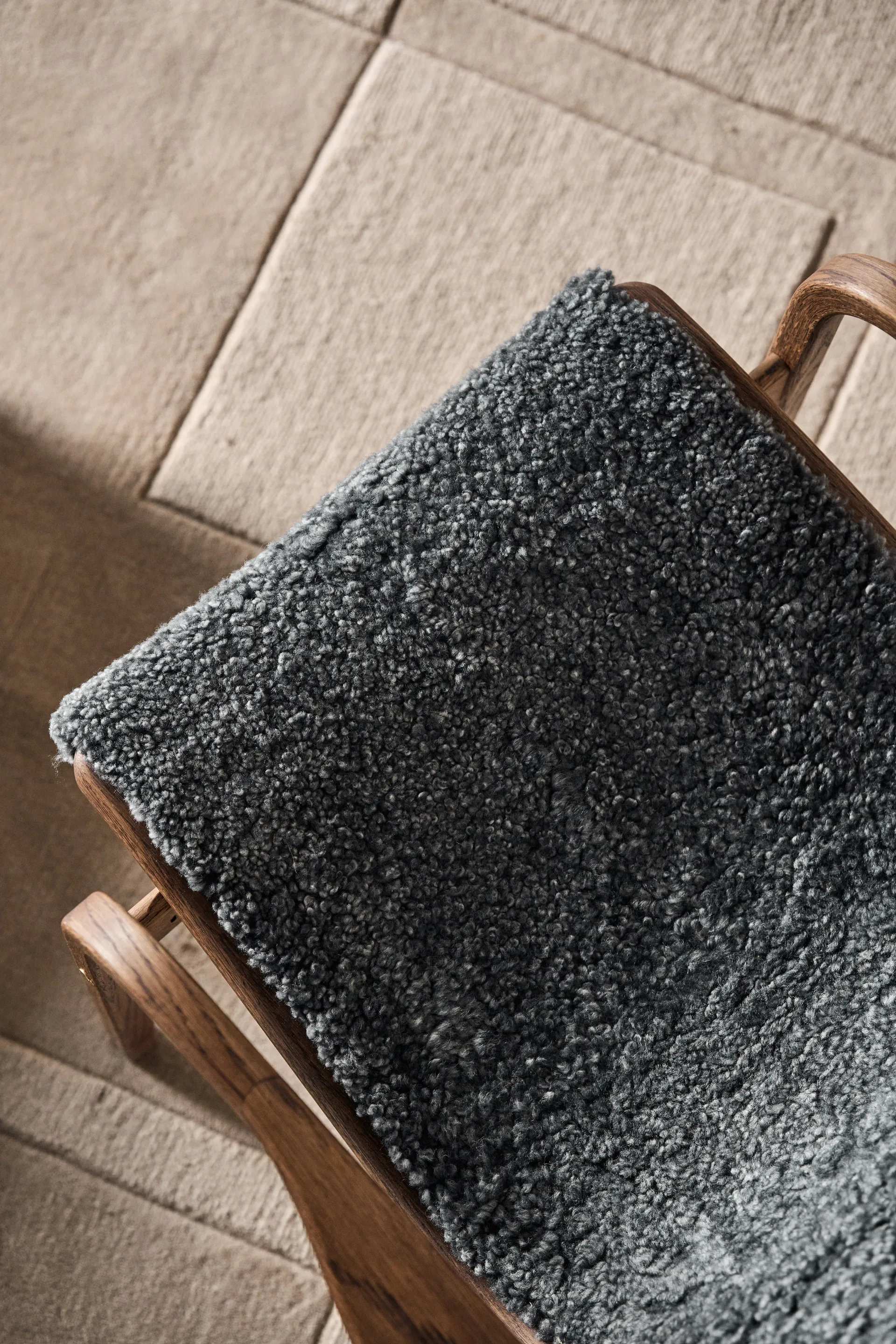 Lamino Sessel Eiche/Lammfell Special Edition, Rubio Monocoat Chocolate-Charcoal Swedese