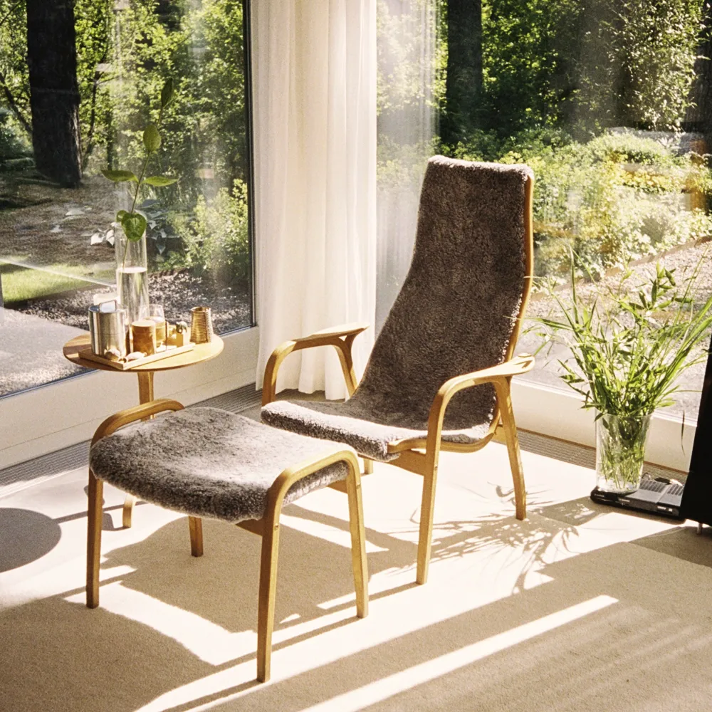 Lamino Sessel, Schaffell charcoal, Walnuss lackiert Swedese