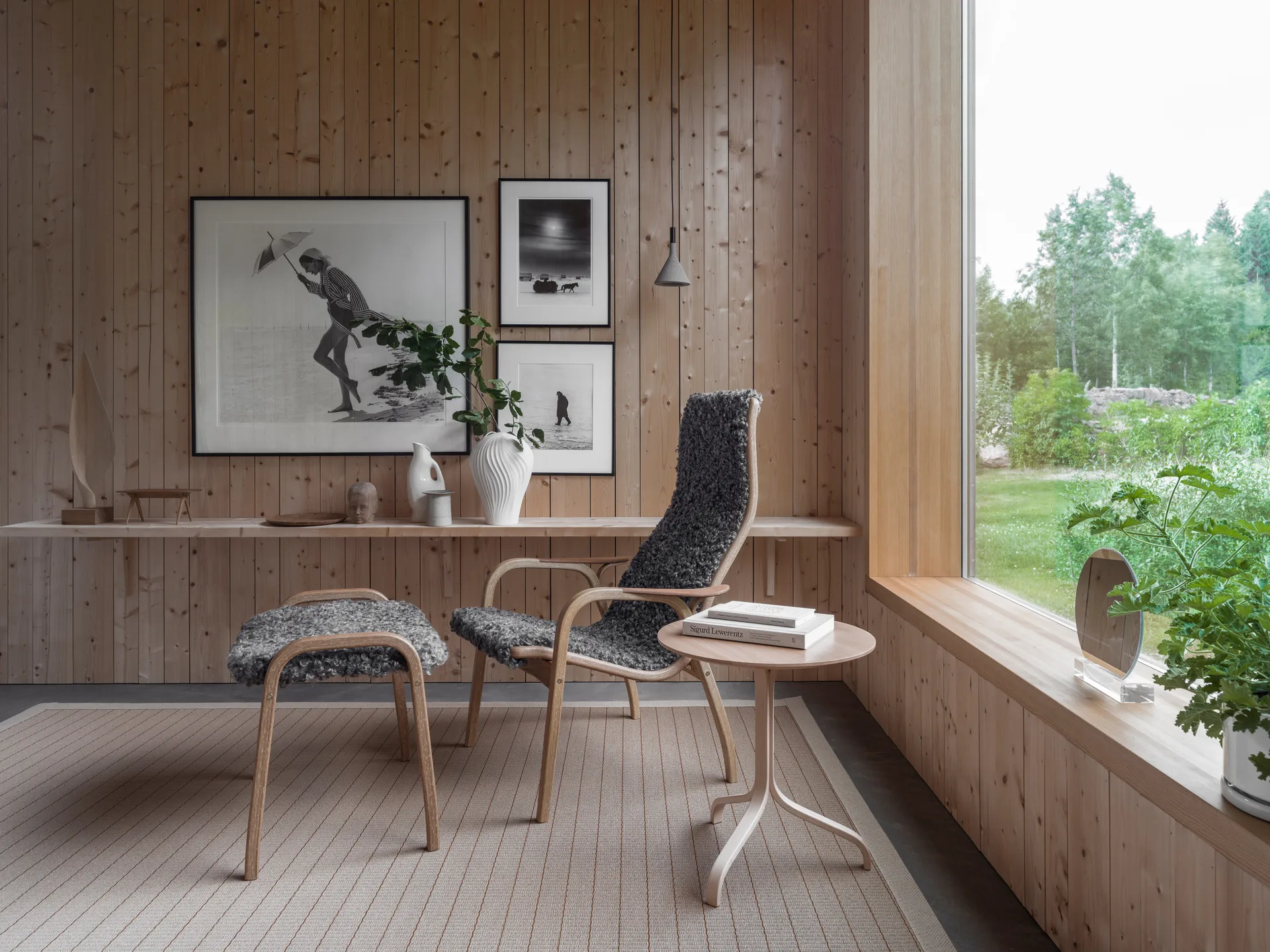 Lamino Sessel und Fußbank Eiche geölt/Schafsfell, Moonlight (Beige) Swedese