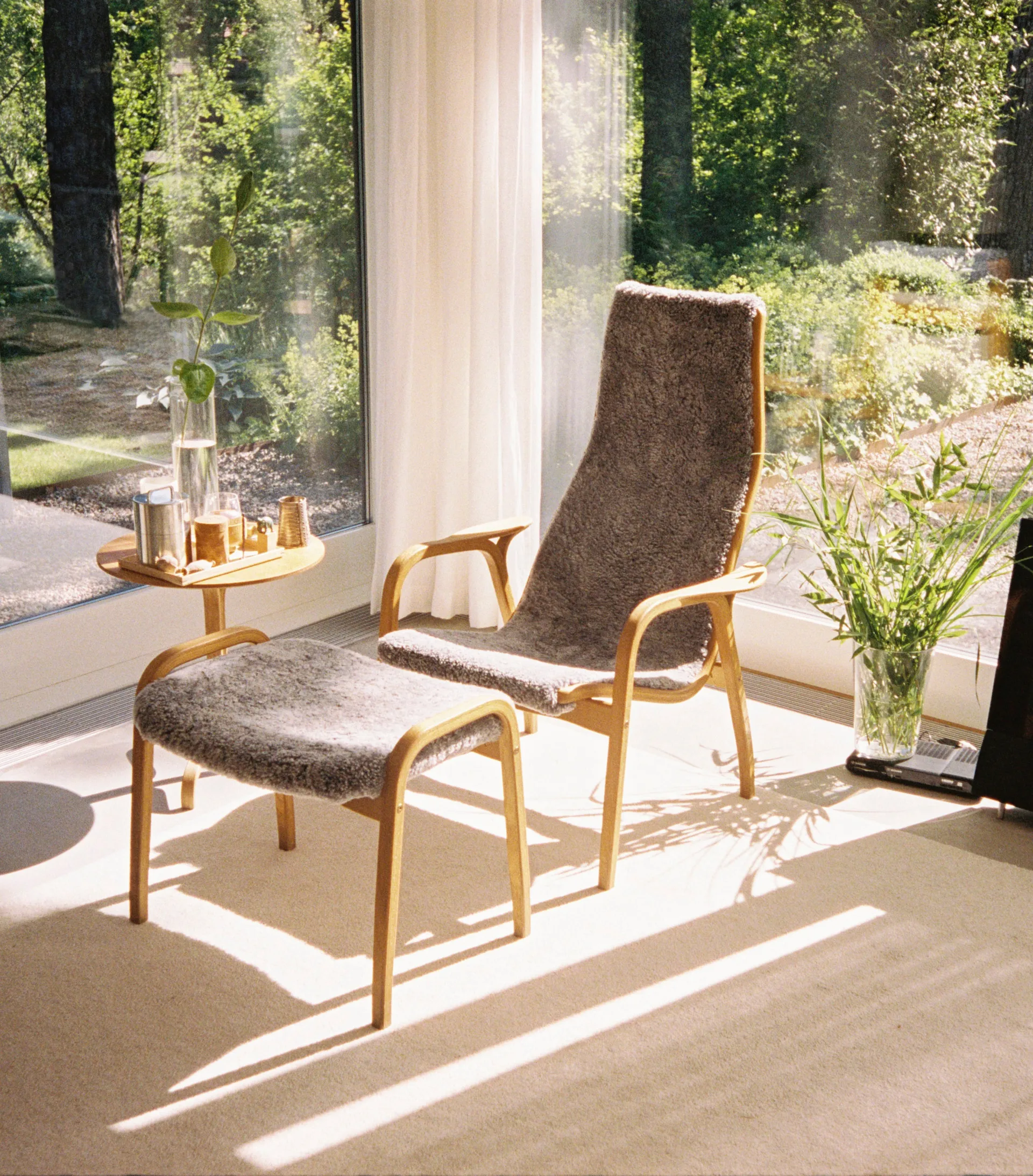 Lamino Sessel und Fußbank Eiche geölt/Schafsfell, Moonlight (Beige) Swedese
