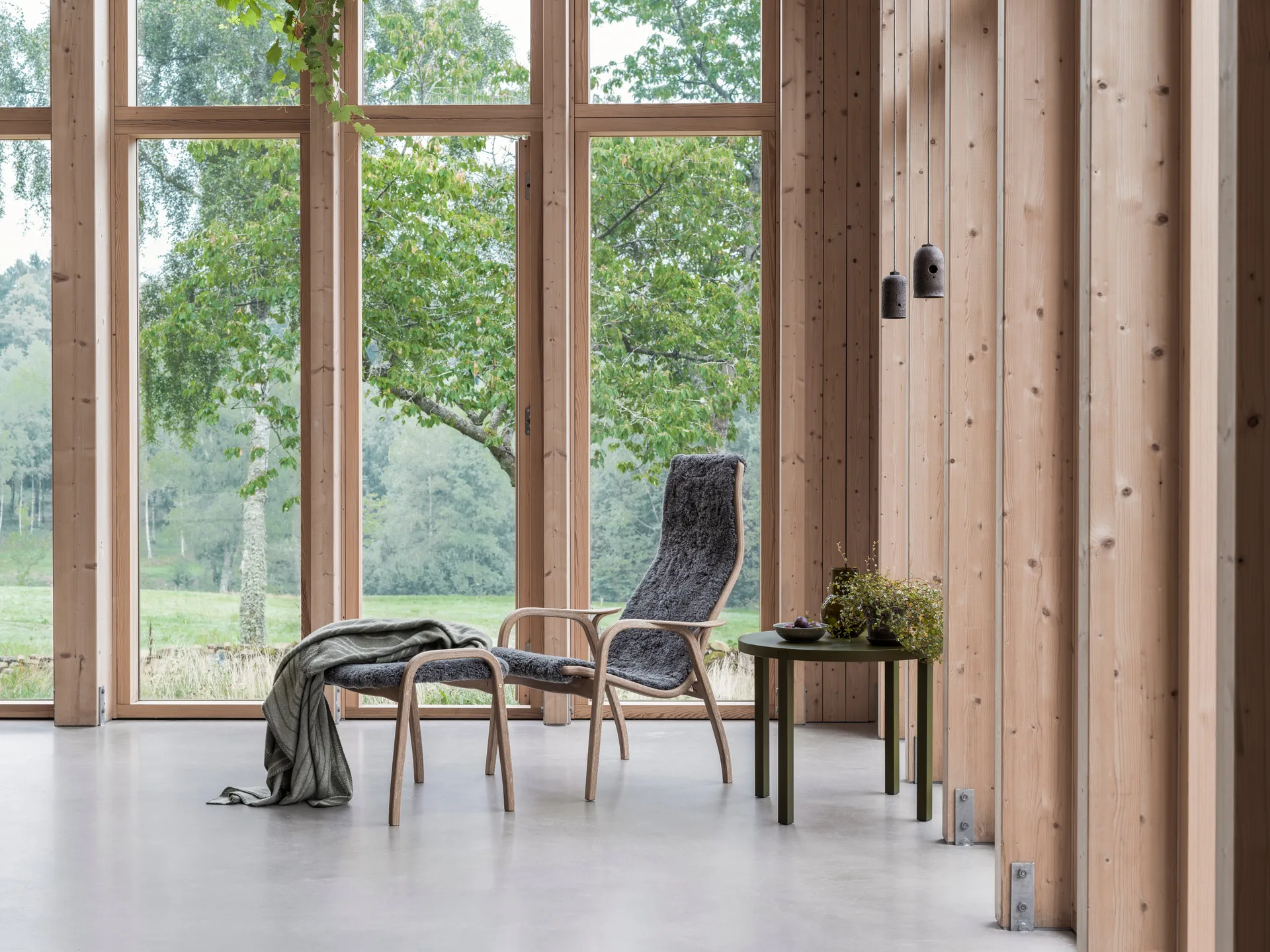 Lamino Sessel und Fußbank Eiche geölt/Schafsfell, Sahara (Nougatbraun) Swedese