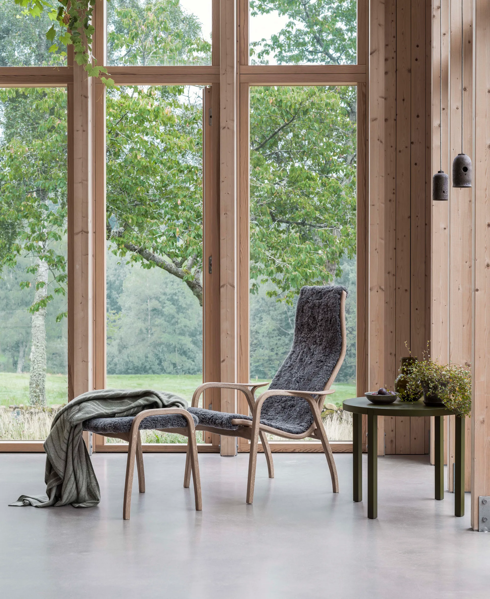 Lamino Sessel und Fußbank Eiche geölt/Schafsfell, Scandinavian Grey (Grau) Swedese