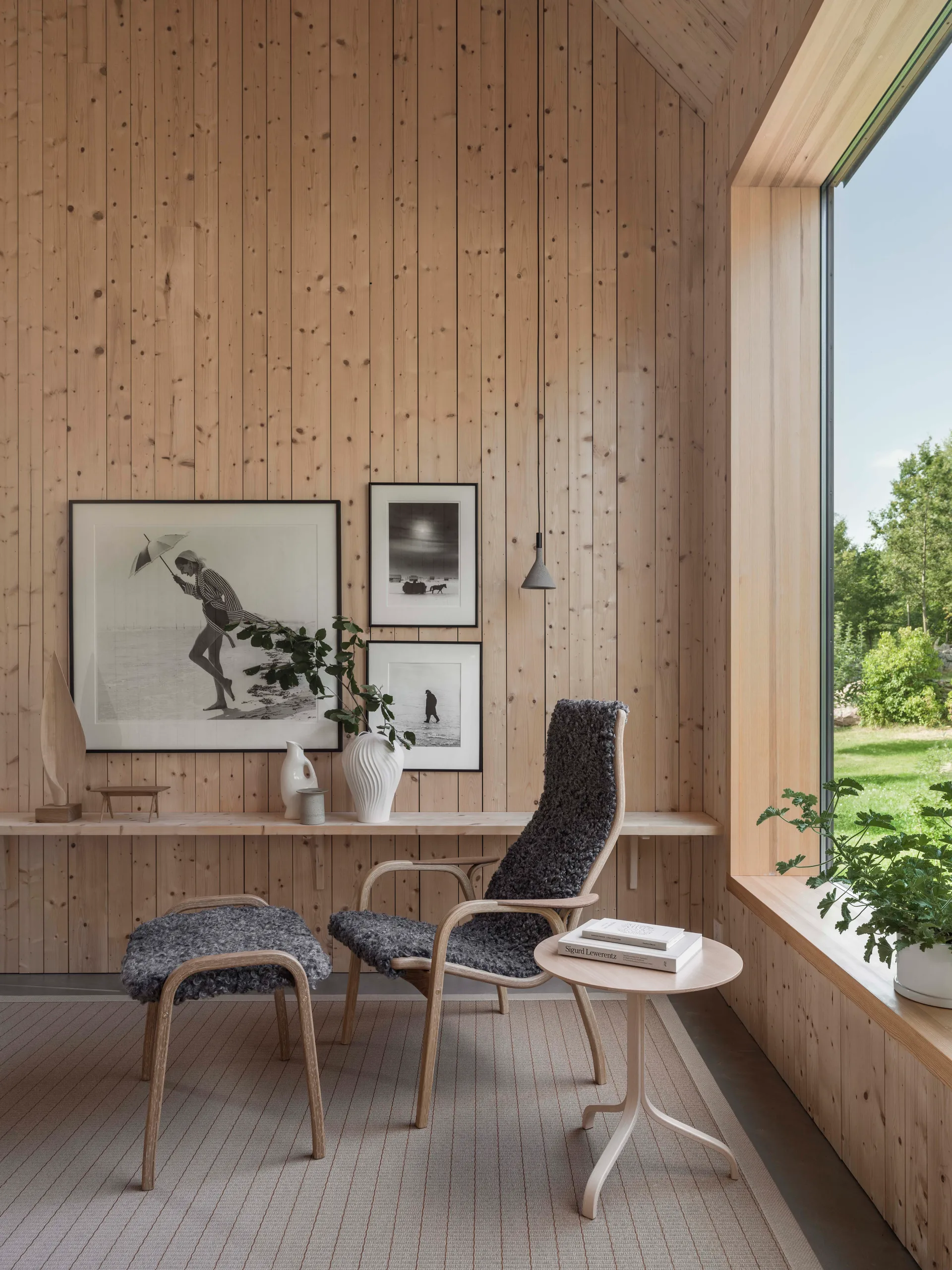 Lamino Sessel und Fußbank Eiche geölt/Schafsfell, Scandinavian Grey (Grau) Swedese