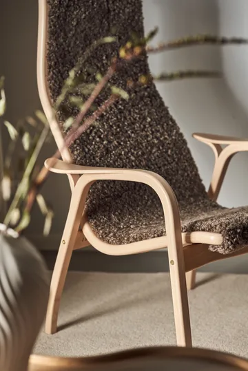 Lamino Sessel und Fußhocker lackierte Buche/Schaffell - Sahara (nougatbraun) - Swedese