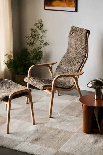 Lamino Sessel und Fußhocker lackierte Buche/Schaffell - Sahara (nougatbraun) - Swedese