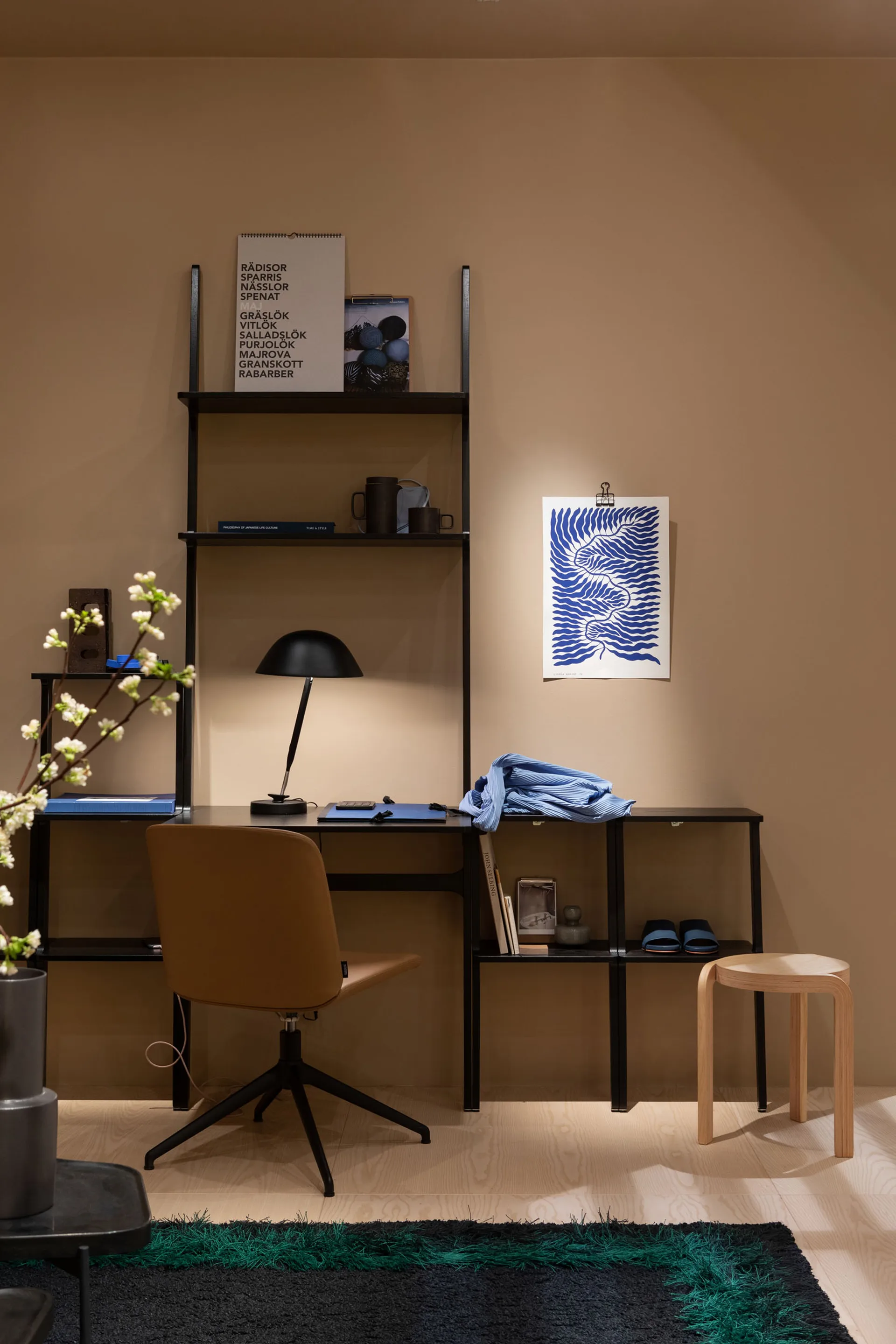 Libri Schreibtisch, Esche, lackiert nutmeg Swedese