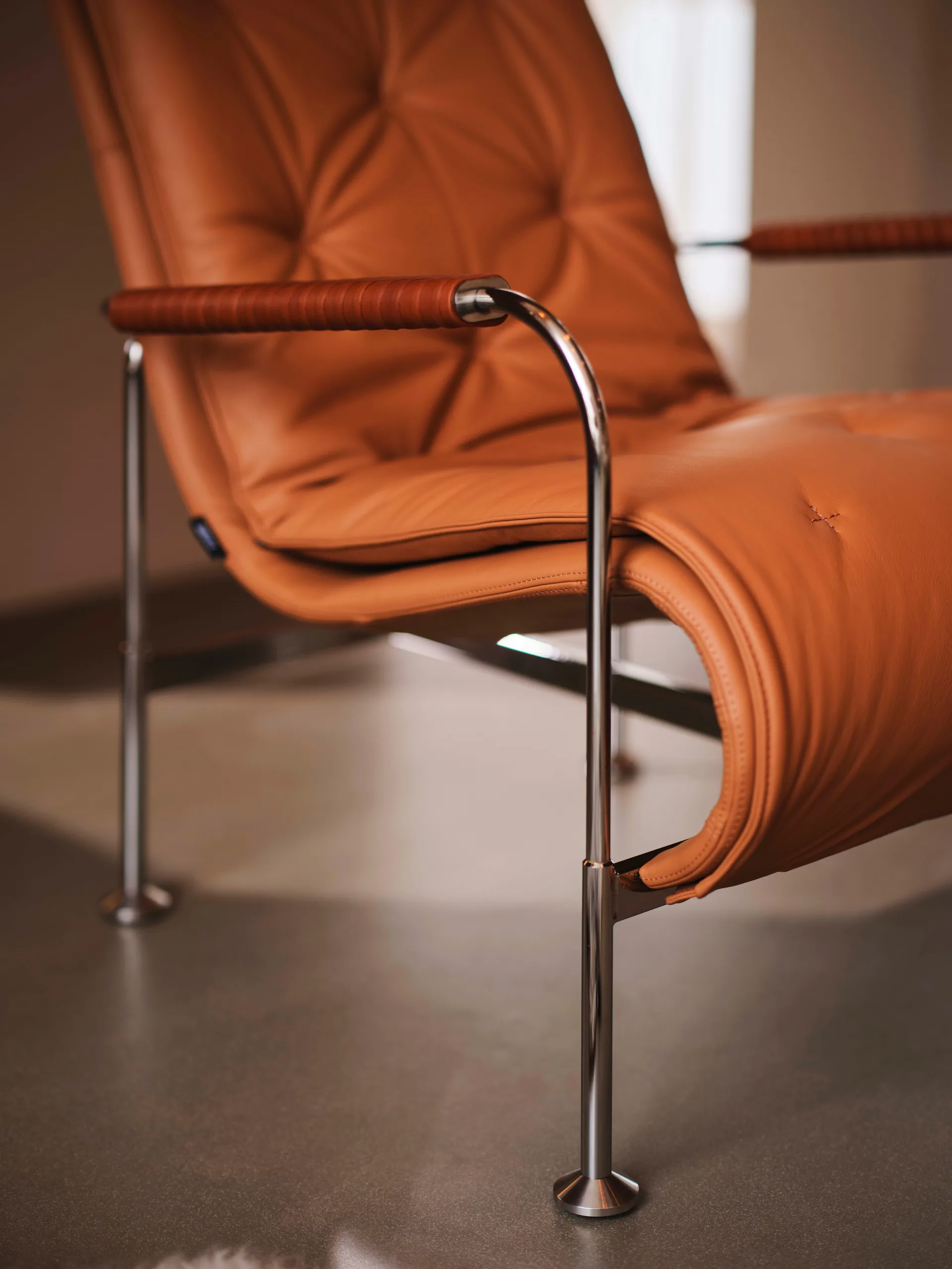 Serpentine Sessel, Leder Elmo Soft Hellbraun-Chrom-Tärnsjö Cognac Swedese