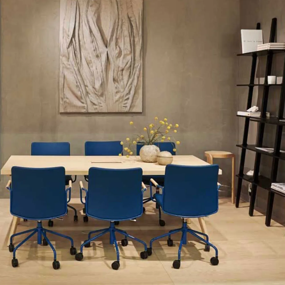 Stella Bürostuhl, höhenverstellbar mit Kippfunktion, Leder elmosoft 99999 Schwarz, Chromgestell, Lederbezogene Armlehne, bewegliche Rückenlehne Swedese