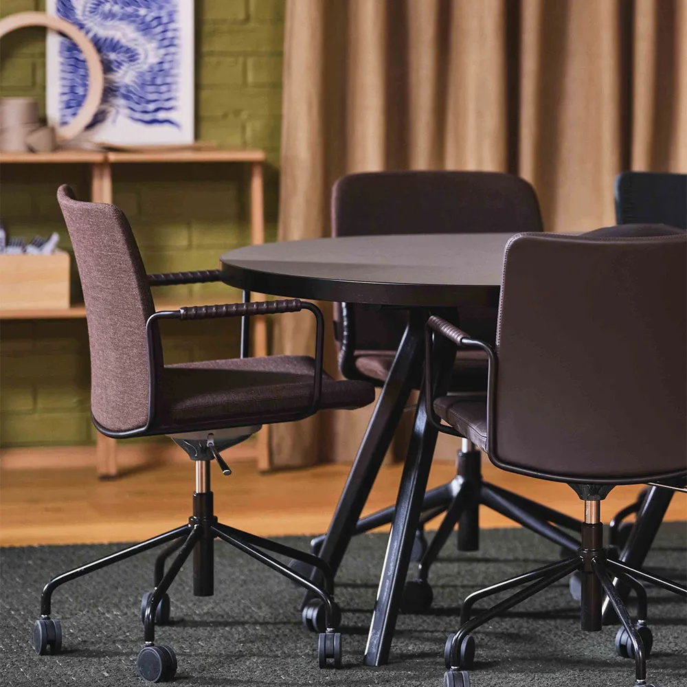 Stella Bürostuhl, höhenverstellbar mit Kippfunktion, Leder elmosoft 99999 Schwarz, Chromgestell, Lederbezogene Armlehne, bewegliche Rückenlehne Swedese