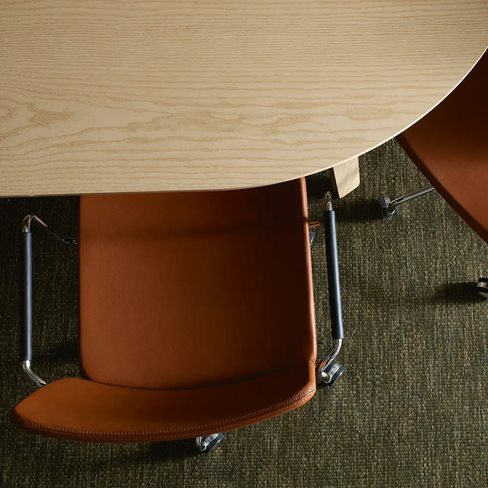 Stella Bürostuhl, höhenverstellbar mit Kippfunktion, Leder elmosoft 99999 Schwarz, Chromgestell, Lederbezogene Armlehne, bewegliche Rückenlehne Swedese