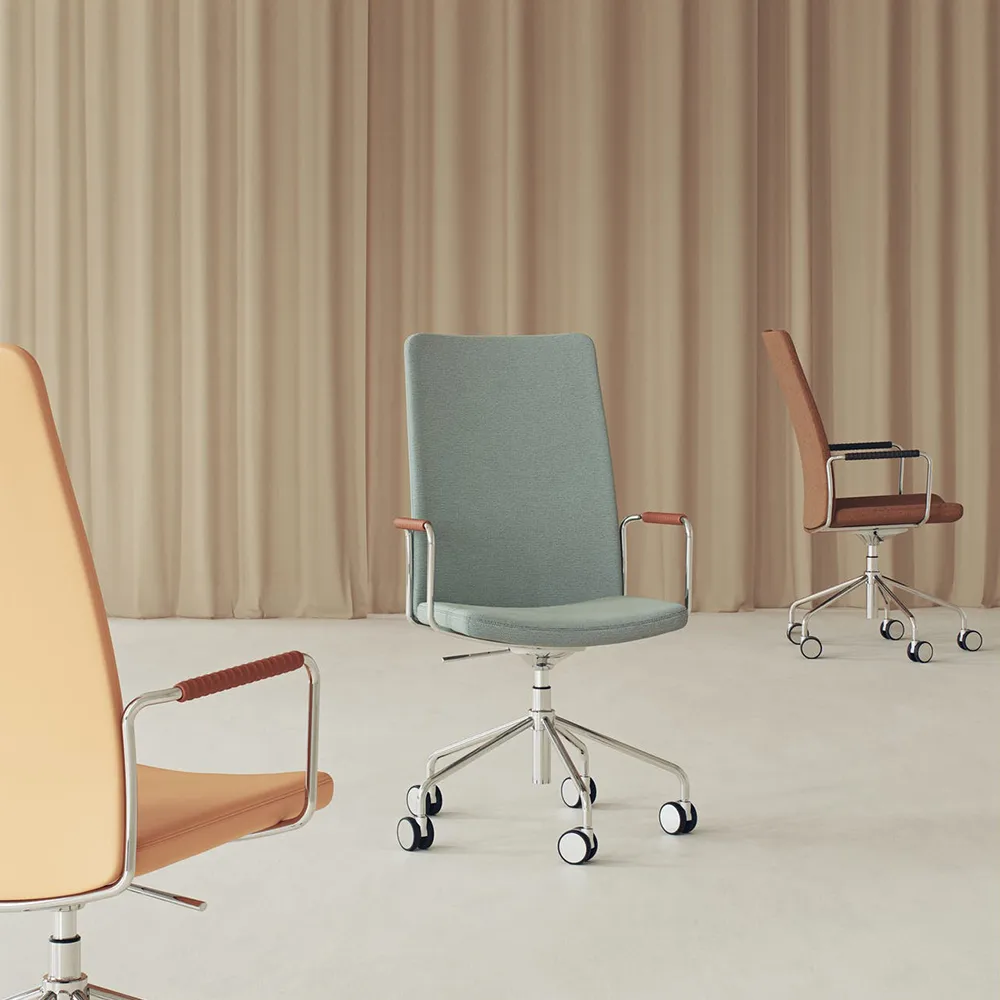 Stella hoher Bürostuhl, höhenverstellbar ohne Kippfunktion, Leder elmosoft 33001 Braun, Chrom, verstellbare Sitzhöhe Swedese