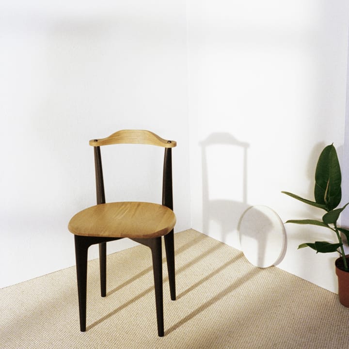 Thema Stuhl - Eiche, Gestell Birke schwarz lackiert - Swedese