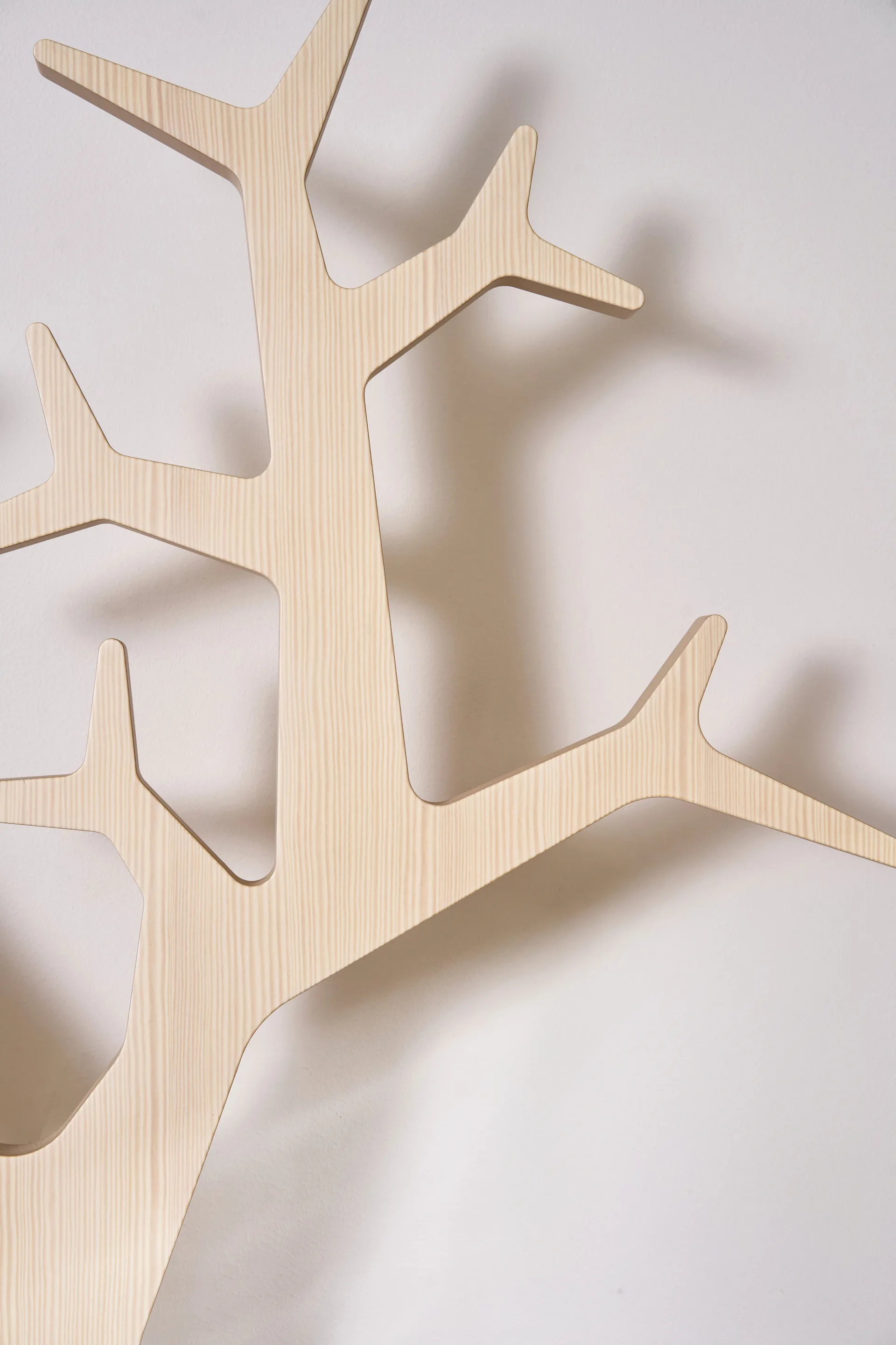 Tree Wandmontierter Garedrobenaufhängung Special Edition 194 cm, Weiß pigmentierte Kiefer Swedese