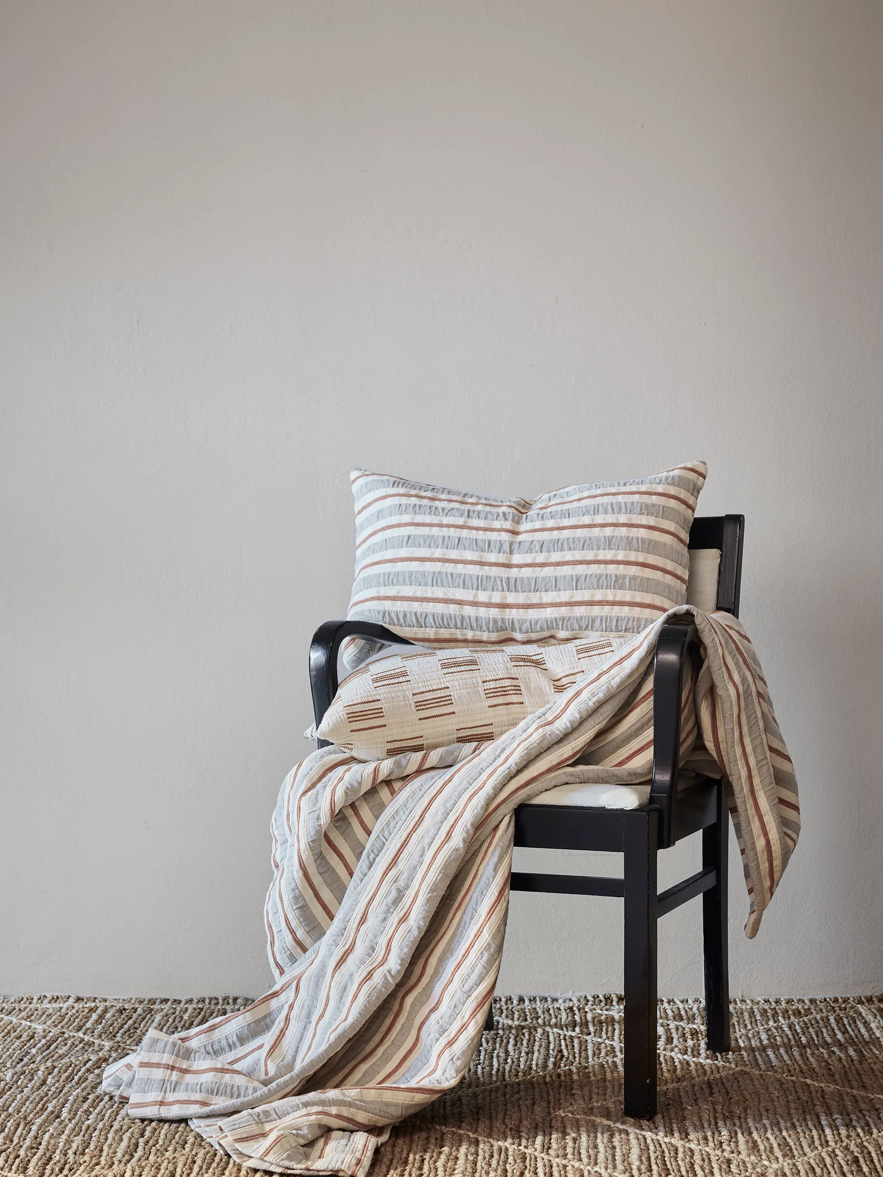 Malva Tagesdecke 180x260 cm, Grau-rostrot Tell Me More