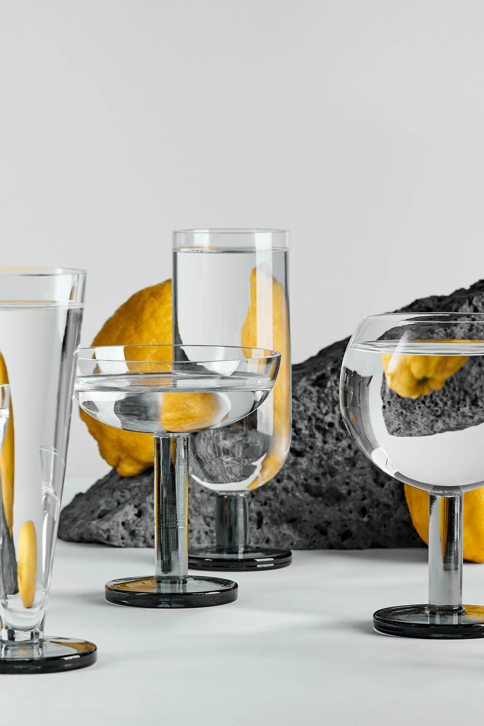 Puck Balloon Glas auf Fuß 45 cl 2er-Pack, Clear-smoke Tom Dixon