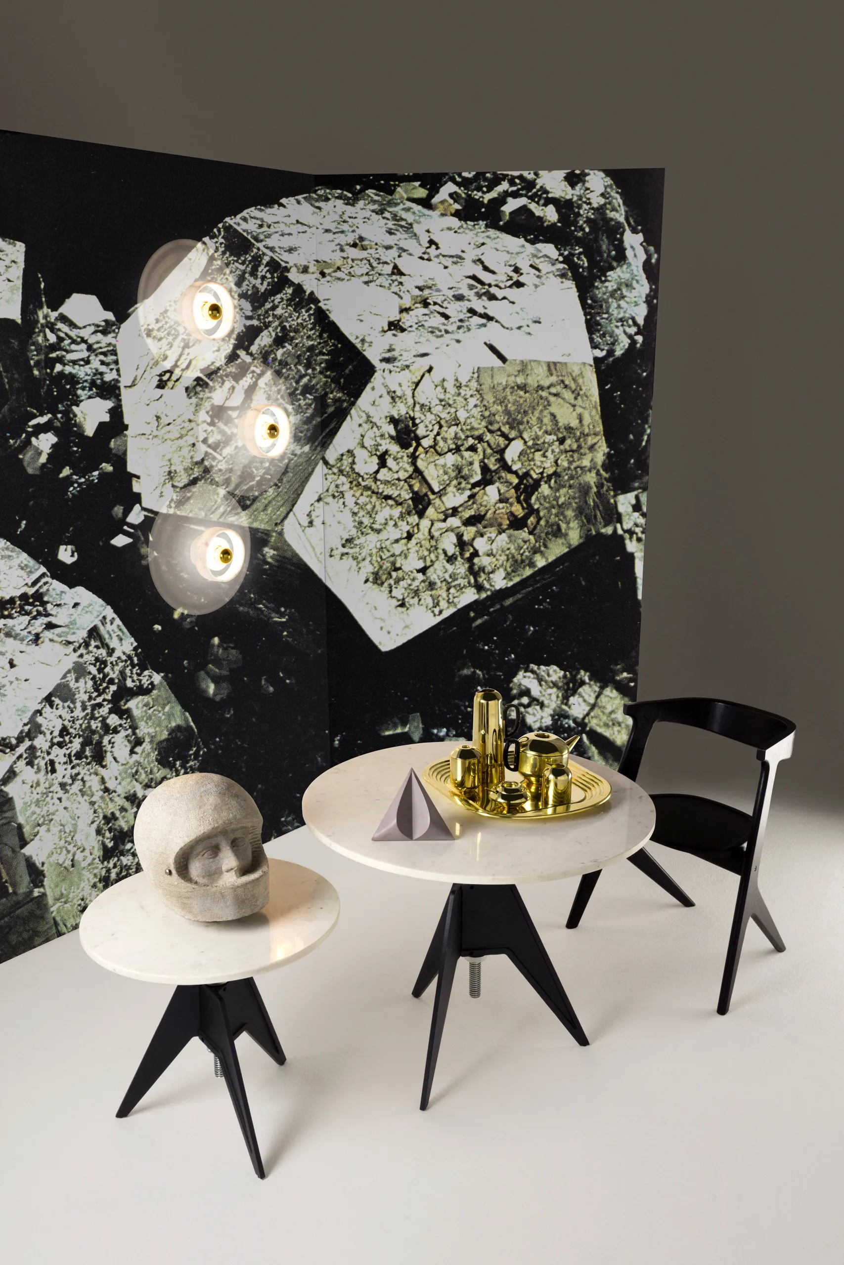 Screw Café-Tisch Ø90 cm, White marble-cast iron Tom Dixon